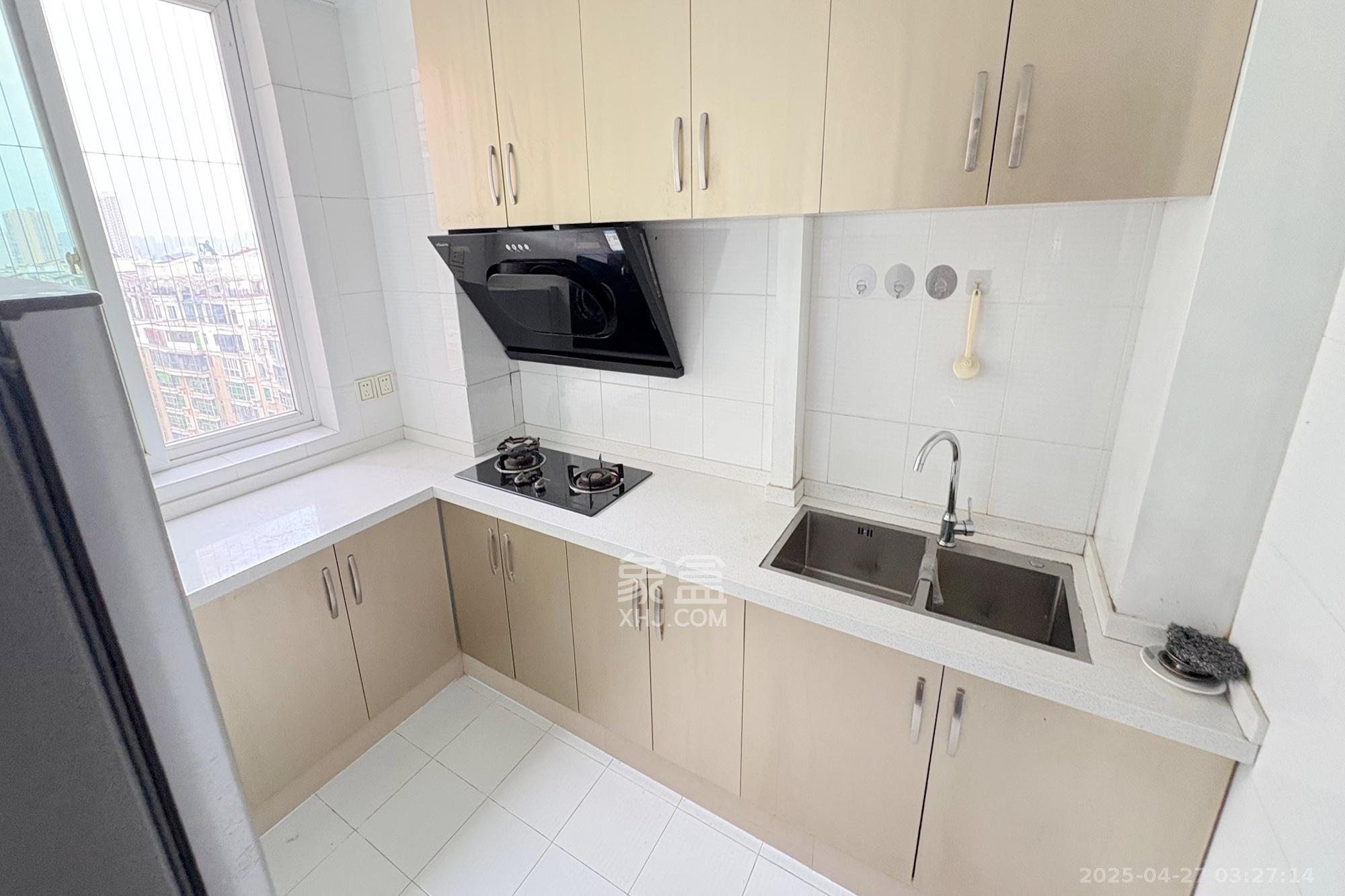 新华联家园 4室2厅2卫 180.0万 新华联家园 4室2厅2卫 180.0万厨房