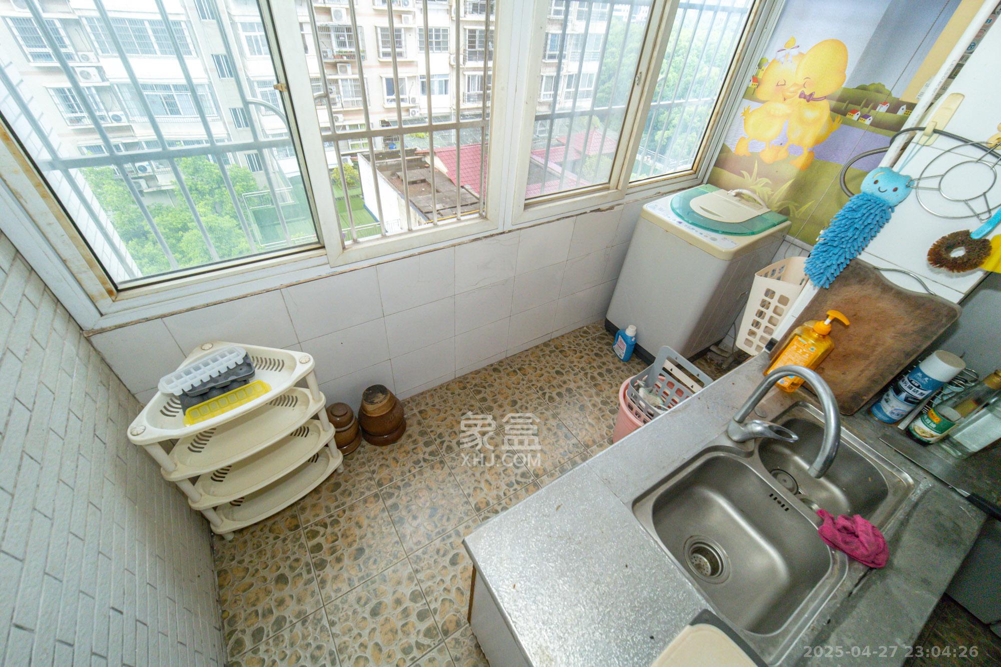 晶华美地 2室2厅2卫 68.0万 晶华美地 2室2厅2卫 68.0万阳台