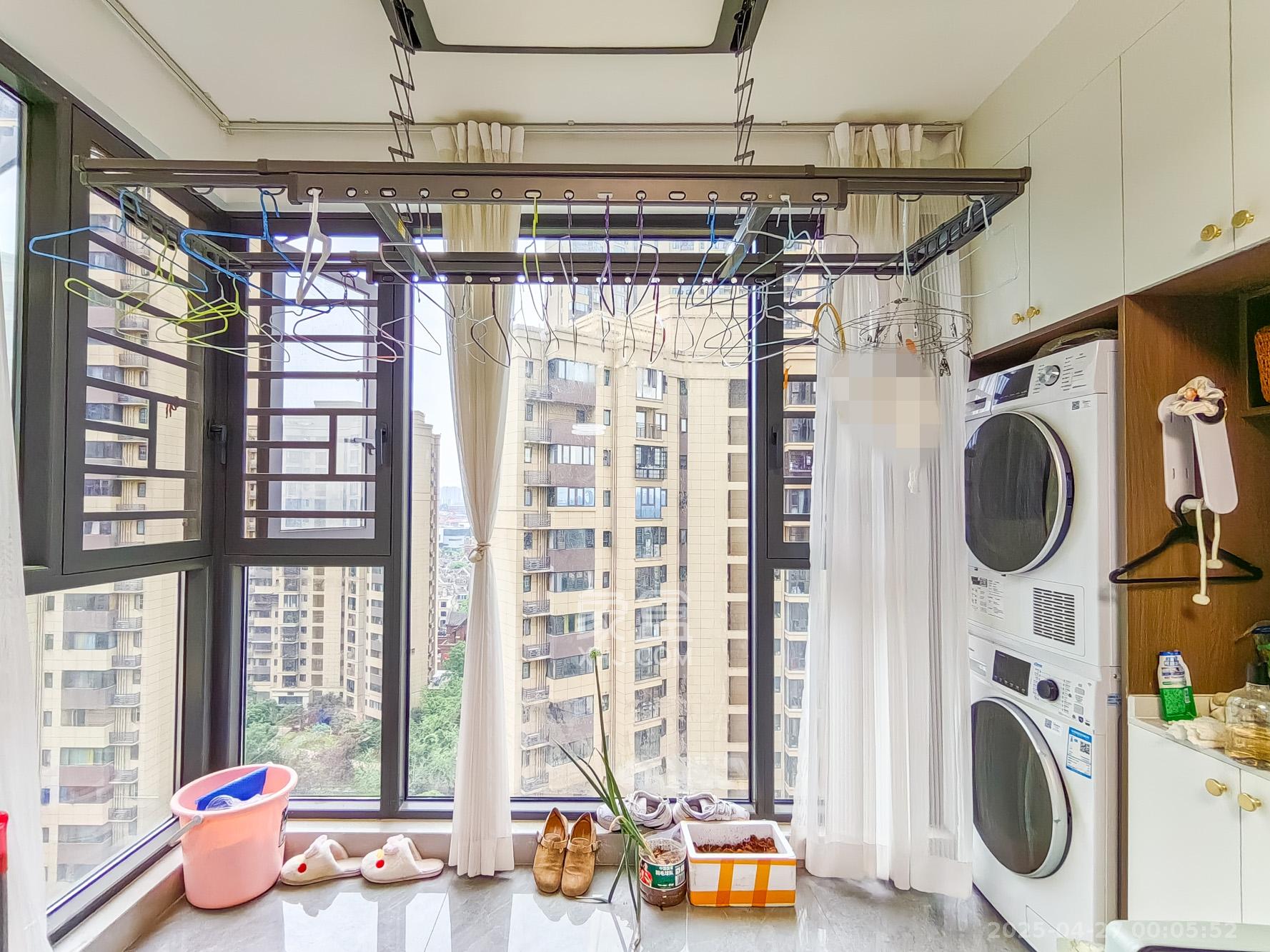 保利香槟国际  3室2厅1卫    82.0万 保利香槟国际  3室2厅1卫    82.0万阳台