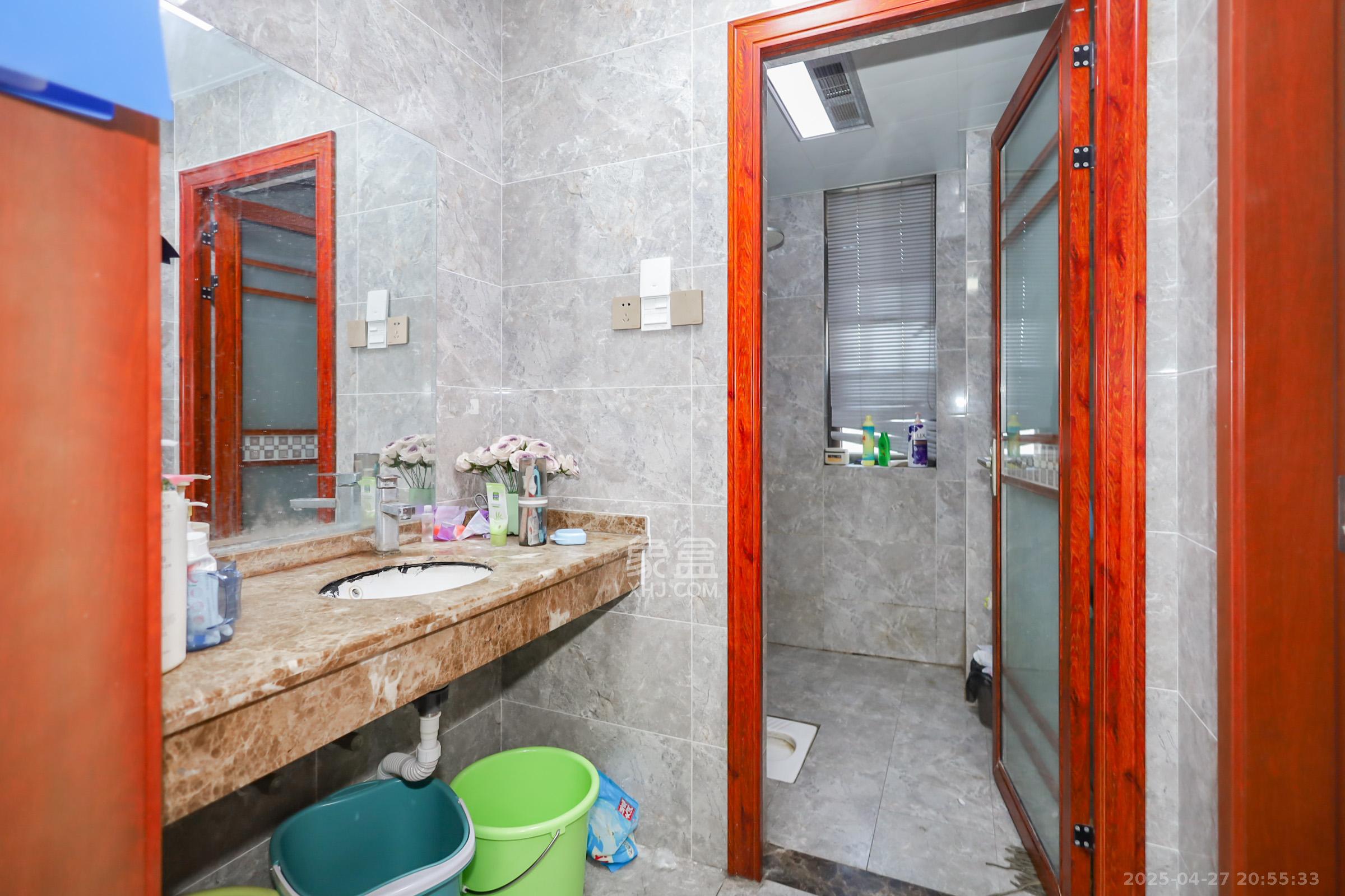 世茂外滩里(世茂铂翠湾三期) 4室2厅2卫 286.0万 世茂外滩里(世茂铂翠湾三期) 4室2厅2卫 286.0万卫生间