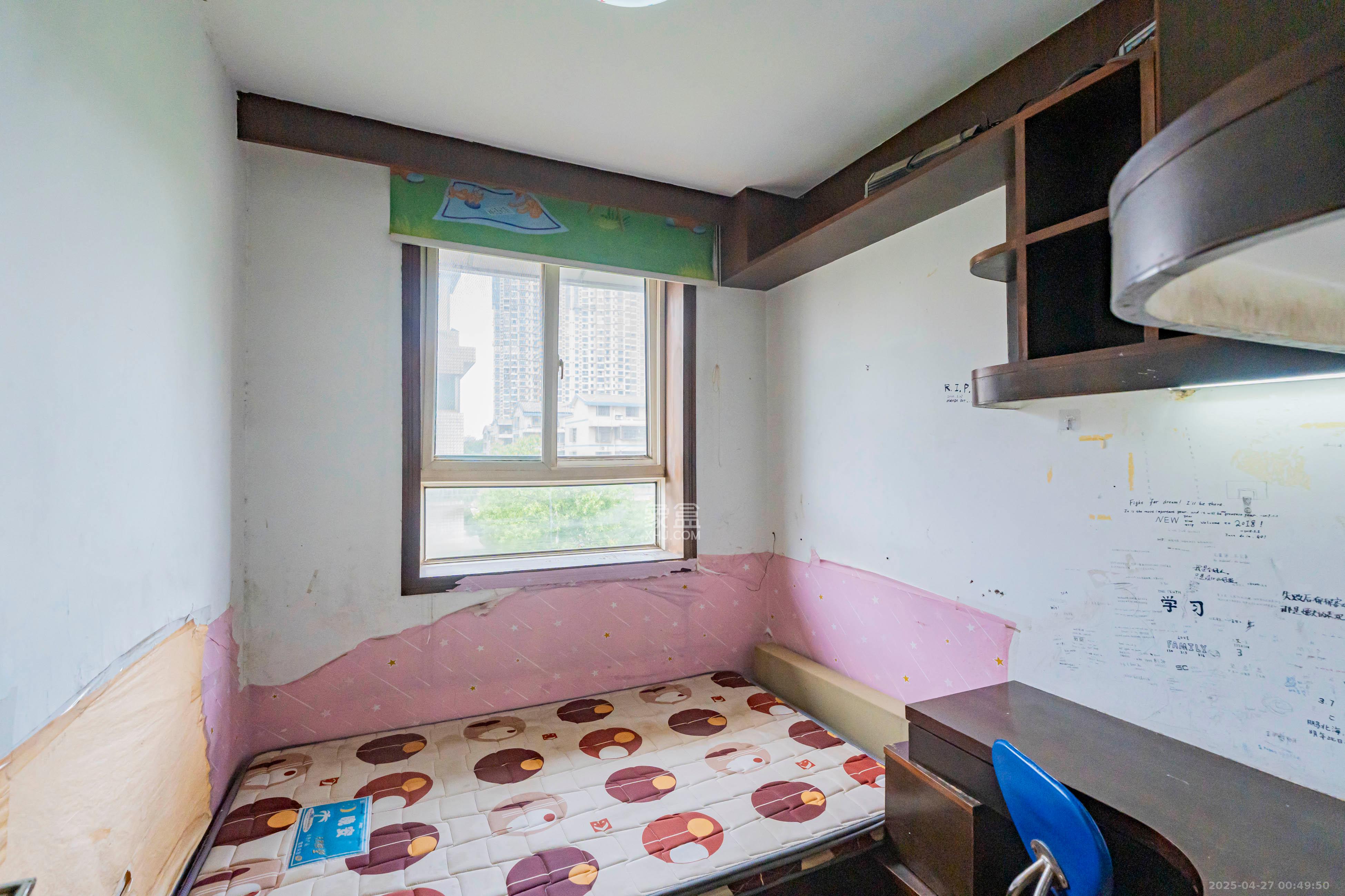 雅雀湖小区  5室2厅2卫    56.0万 雅雀湖小区  5室2厅2卫    56.0万卧室