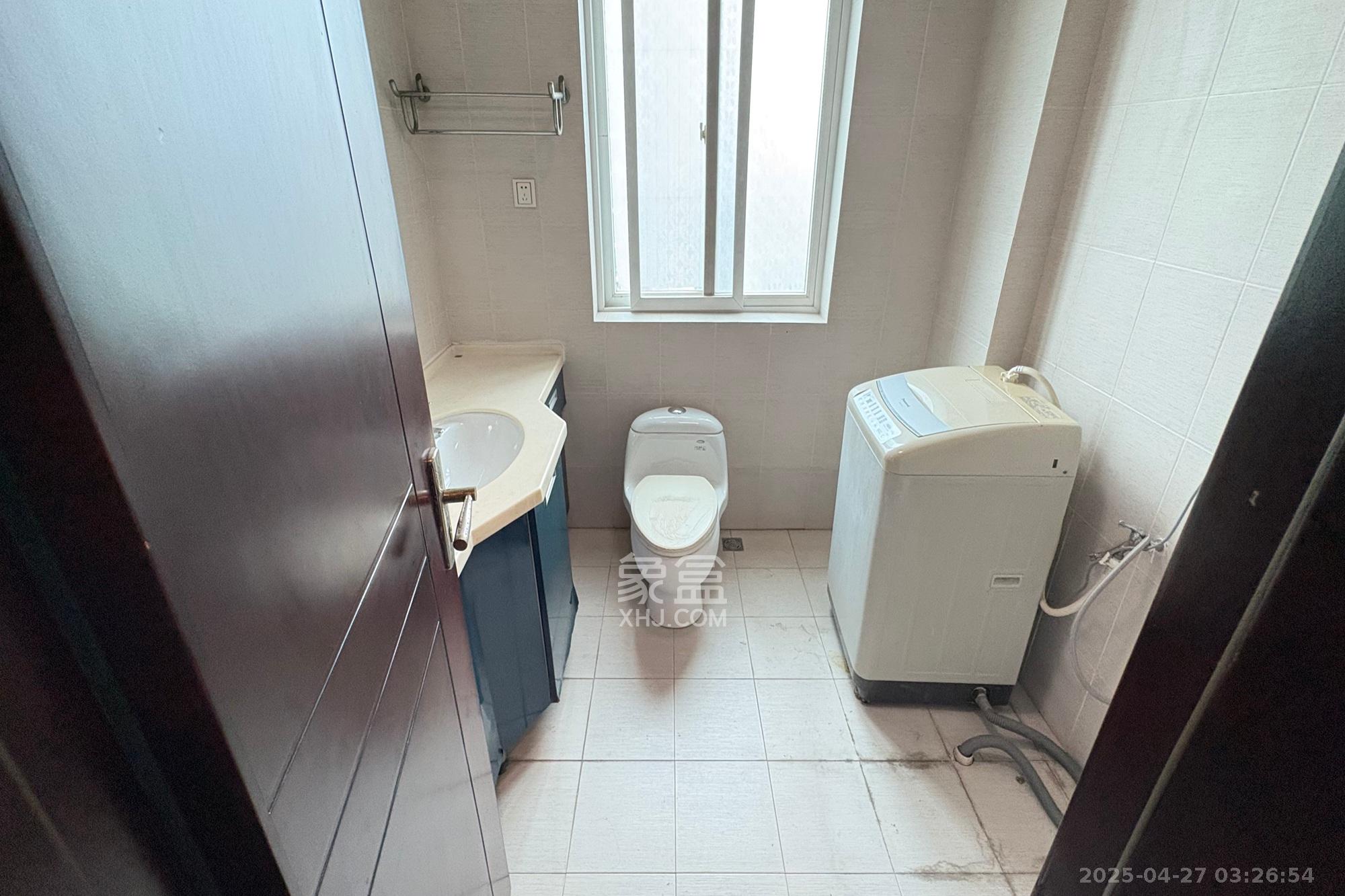 新华联家园 4室2厅2卫 180.0万 新华联家园 4室2厅2卫 180.0万卫生间