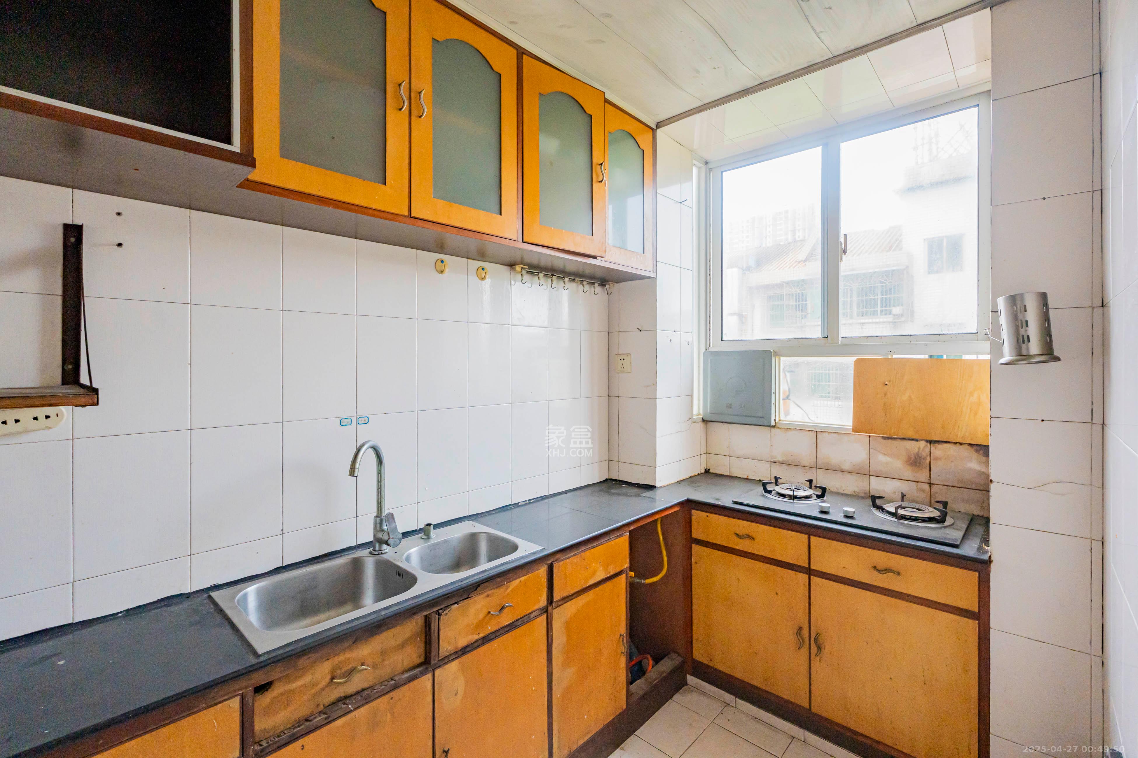 雅雀湖小区  5室2厅2卫    56.0万 雅雀湖小区  5室2厅2卫    56.0万厨房