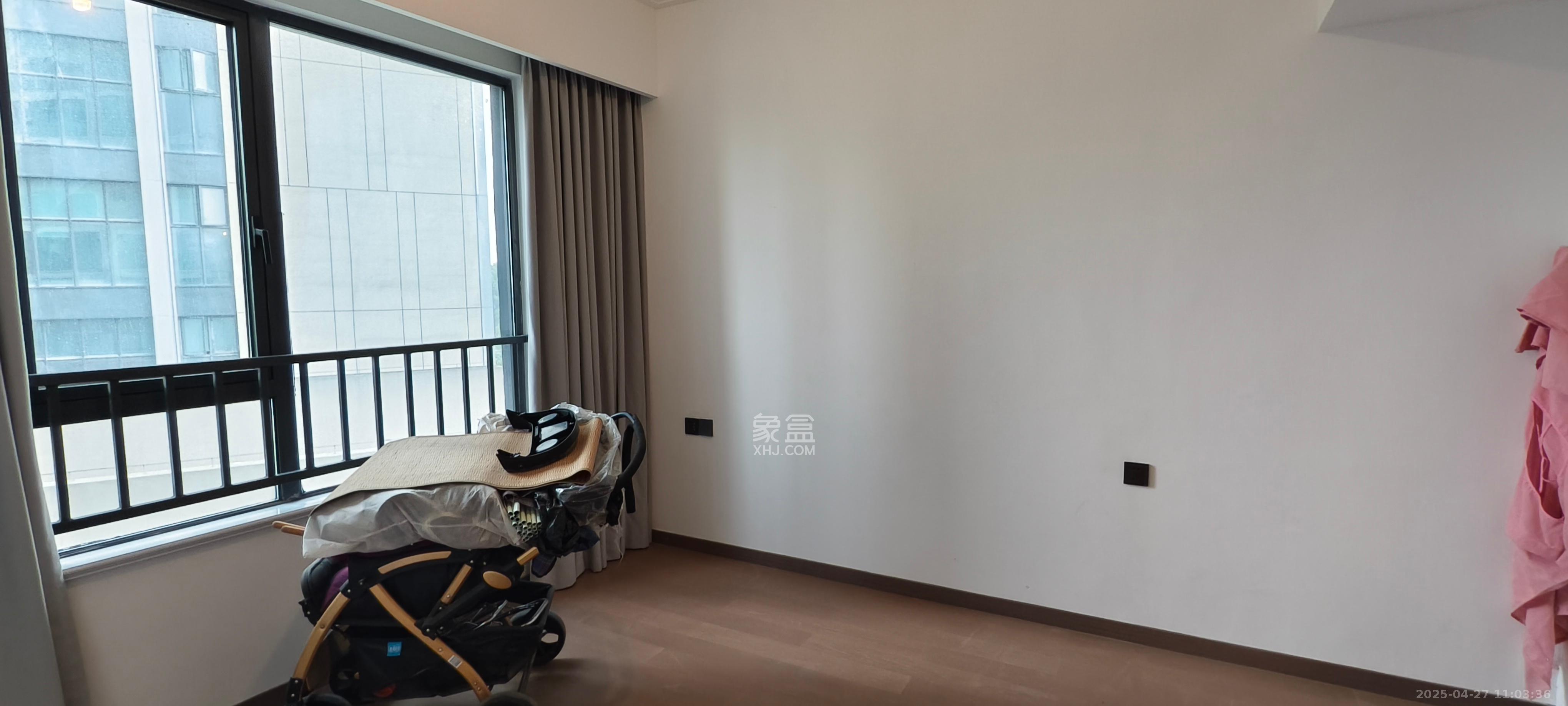 绿地V岛  4室2厅2卫   6300.00元/月室内图