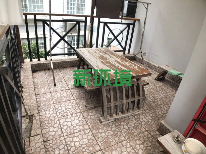 月亮湾一期 4室2厅3卫 330.0万 月亮湾一期 4室2厅3卫 330.0万客厅