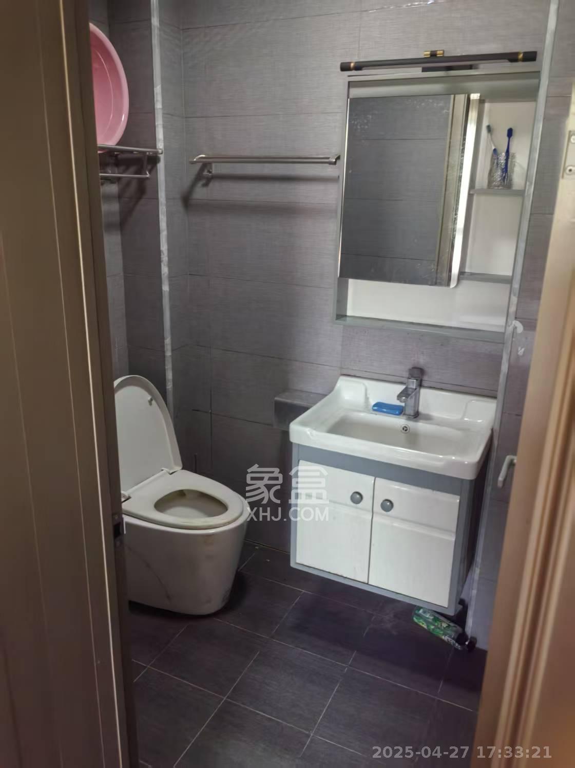 洞井生产安置小区(洞井新兴安置小区) 3室2厅1卫 2300.0元/月 洞井生产安置小区(洞井新兴安置小区) 3室2厅1卫 2300.0元/月室内图