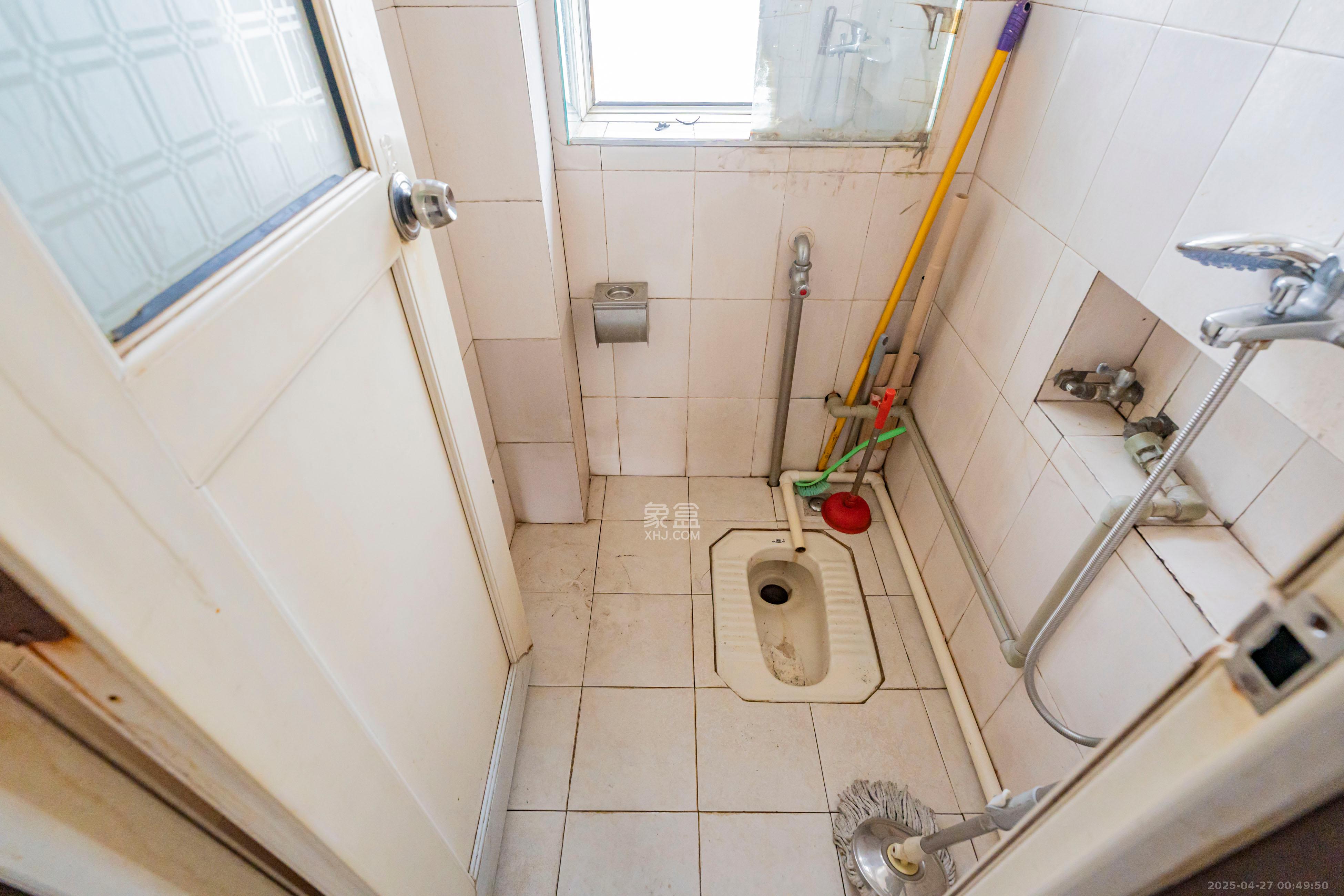 雅雀湖小区  5室2厅2卫    56.0万 雅雀湖小区  5室2厅2卫    56.0万卫生间