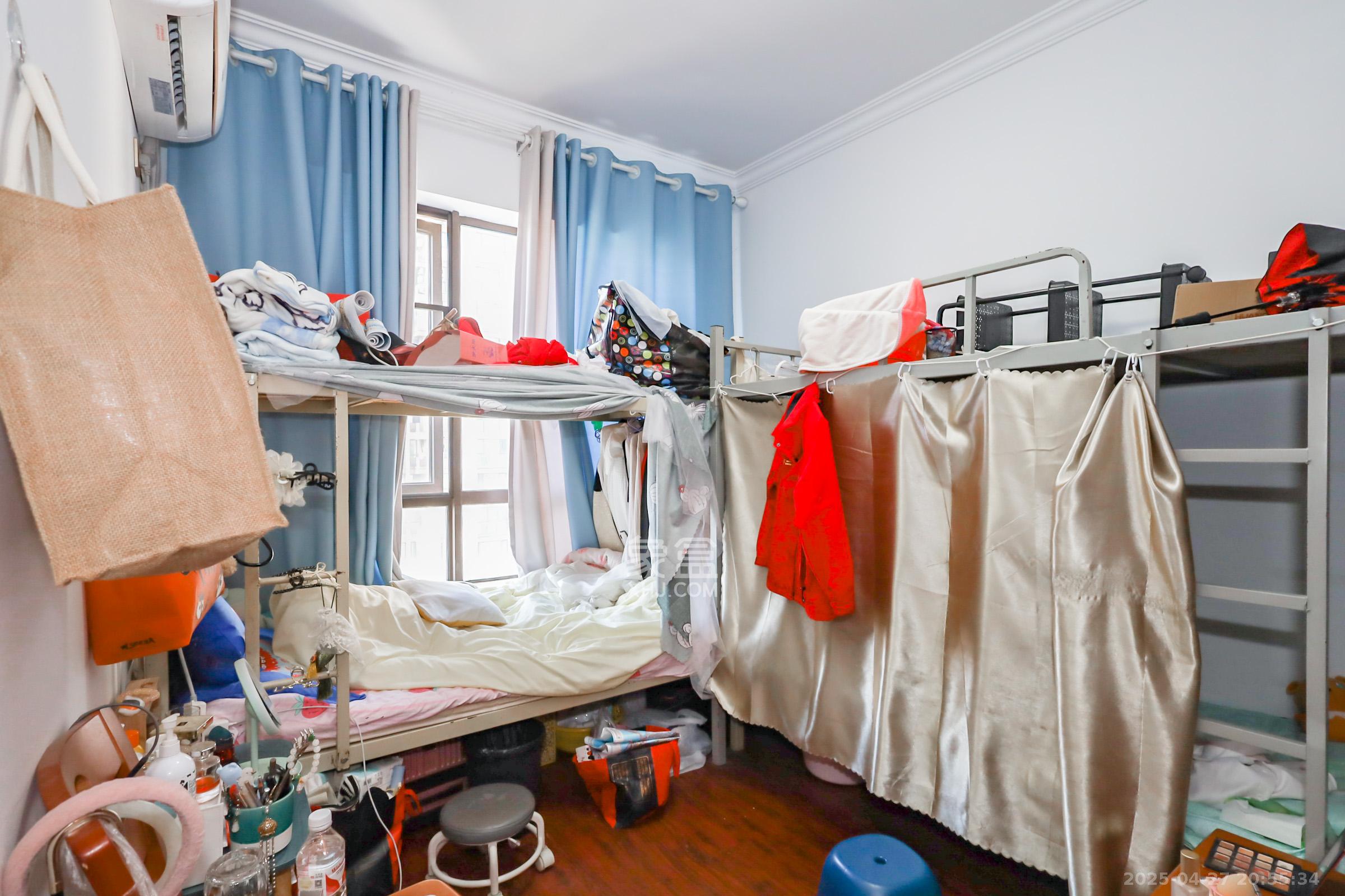 世茂外滩里(世茂铂翠湾三期) 4室2厅2卫 286.0万 世茂外滩里(世茂铂翠湾三期) 4室2厅2卫 286.0万卧室