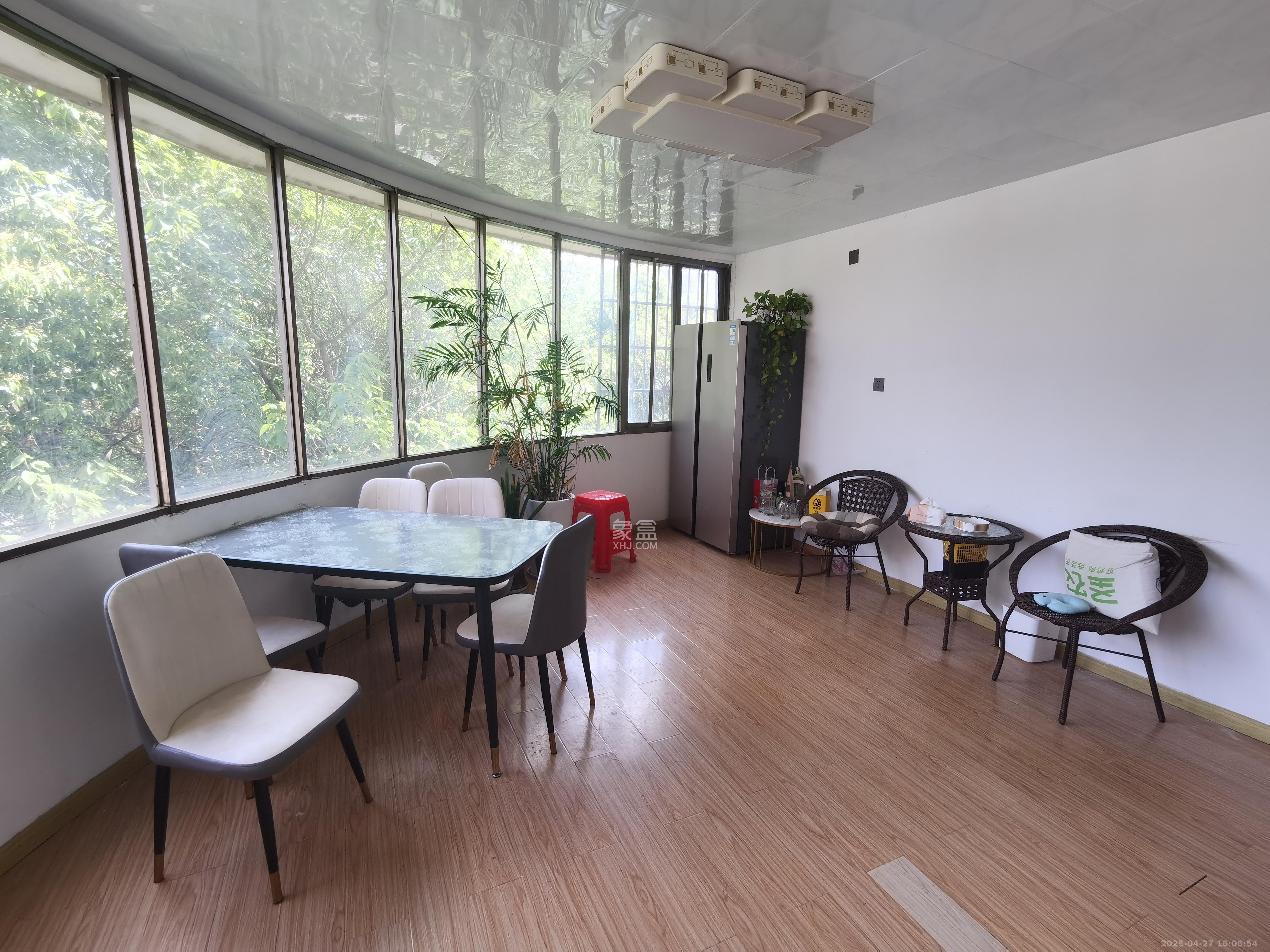 芙蓉路散盘  4室2厅2卫    1500.0元/月室内图