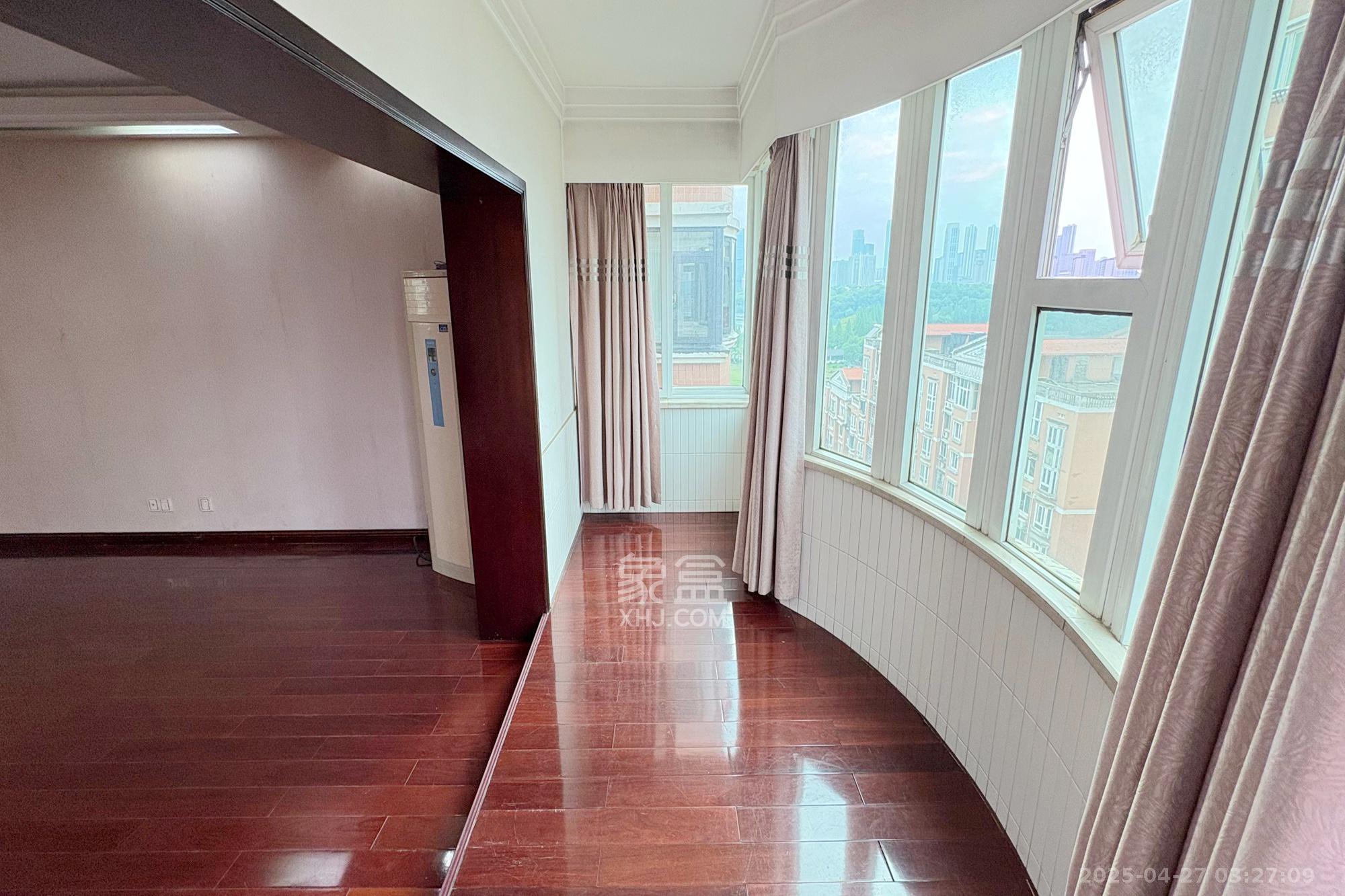 新华联家园 4室2厅2卫 180.0万 新华联家园 4室2厅2卫 180.0万阳台