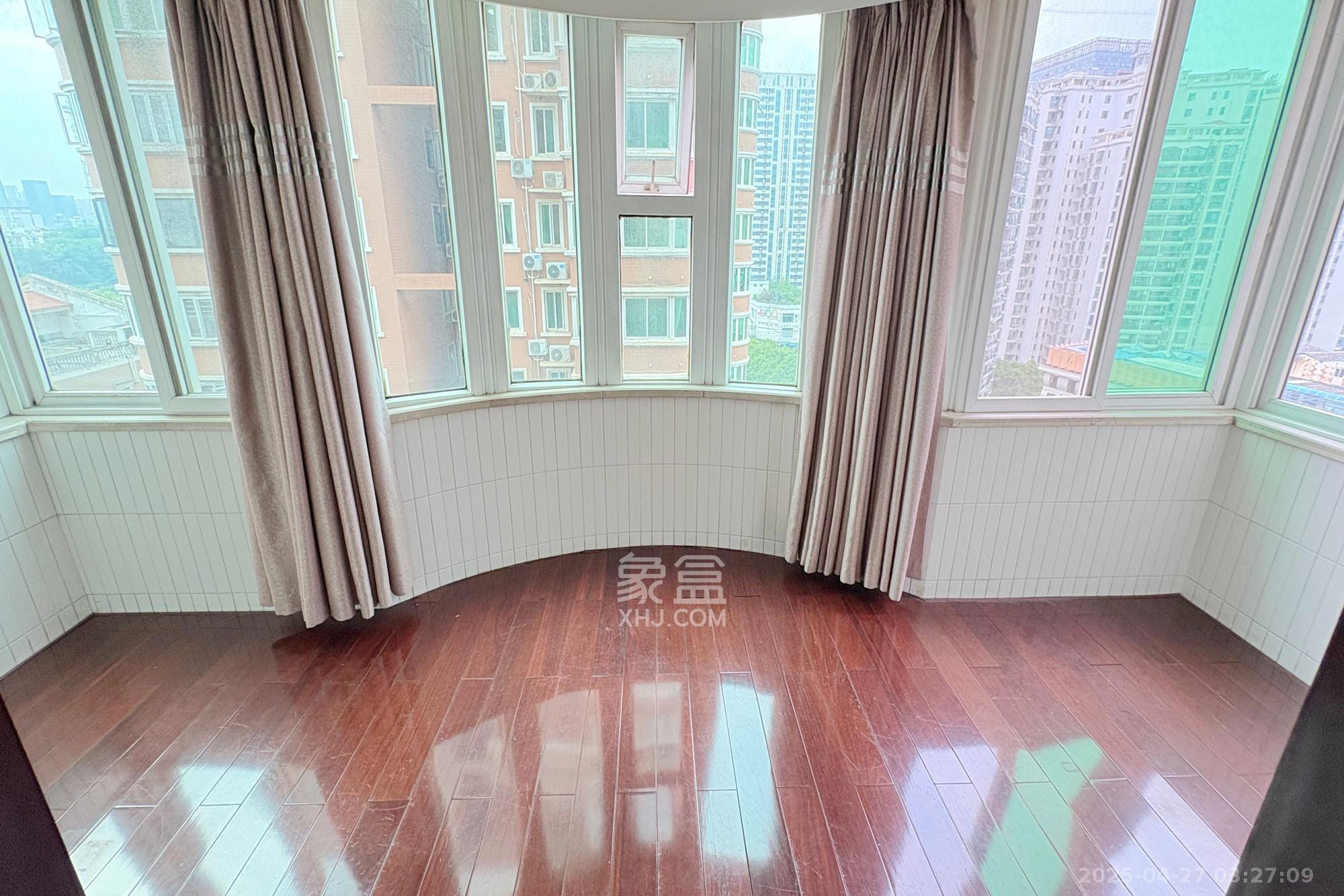 新华联家园 4室2厅2卫 180.0万 新华联家园 4室2厅2卫 180.0万阳台