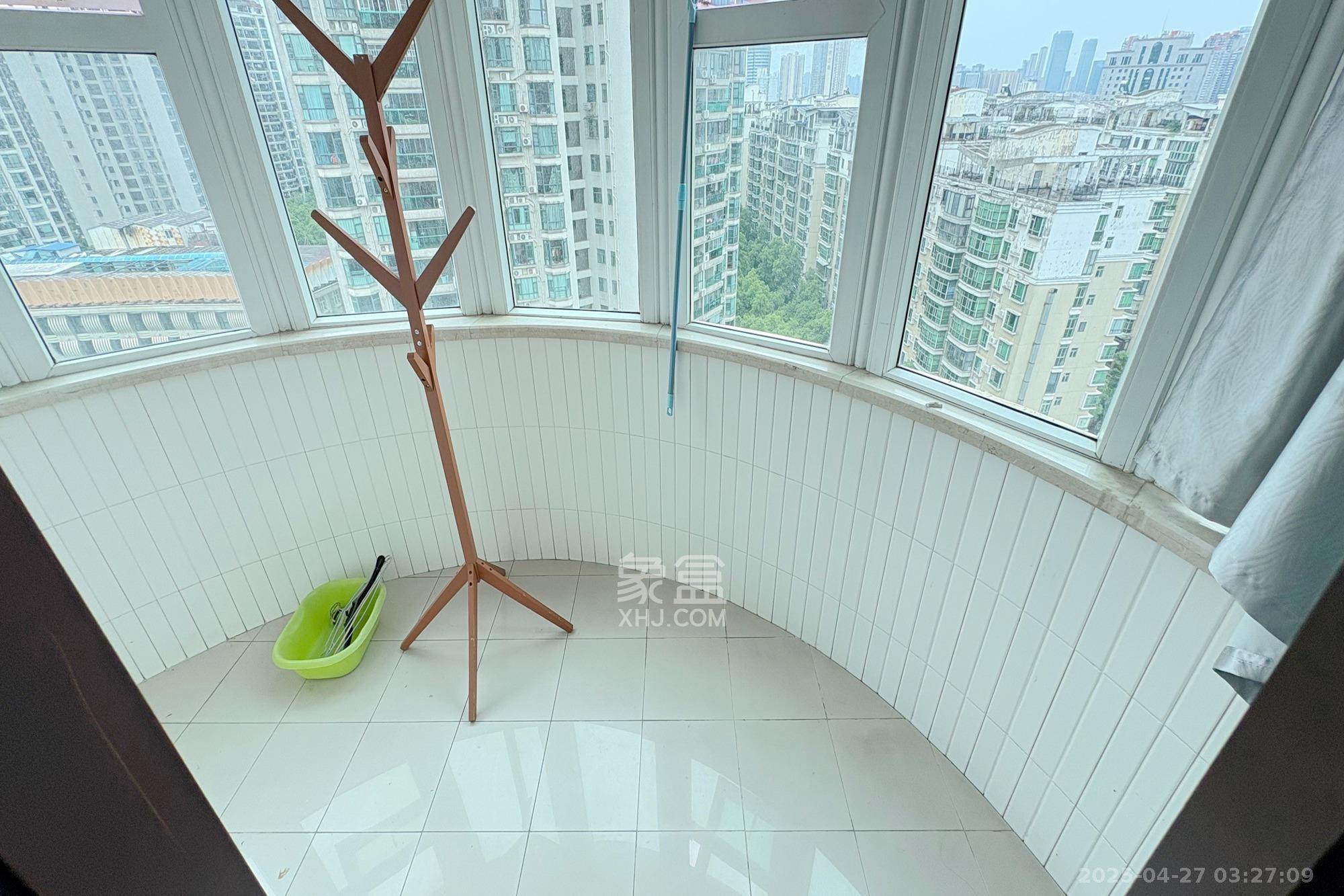 新华联家园 4室2厅2卫 180.0万 新华联家园 4室2厅2卫 180.0万阳台