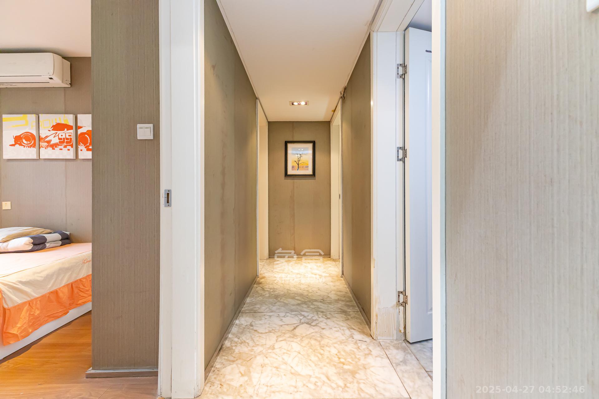 勤诚达新界  3室2厅1卫    76.0万客厅