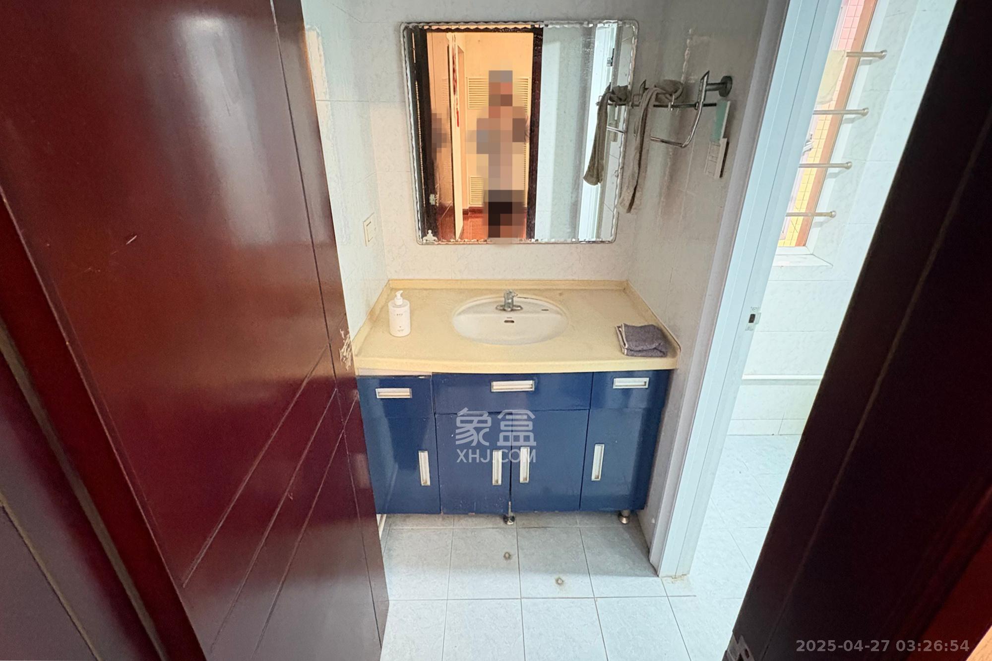 新华联家园 4室2厅2卫 180.0万 新华联家园 4室2厅2卫 180.0万卫生间