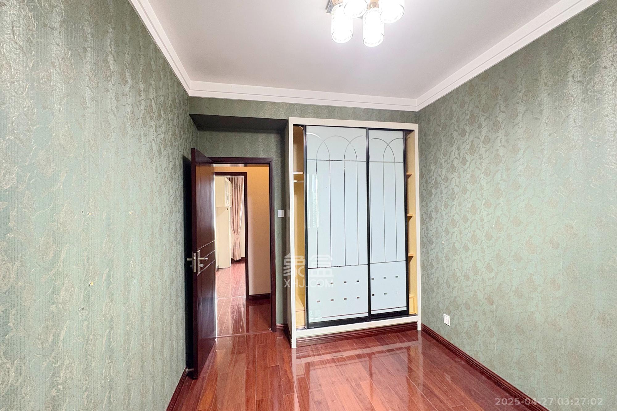 新华联家园 4室2厅2卫 180.0万 新华联家园 4室2厅2卫 180.0万卧室