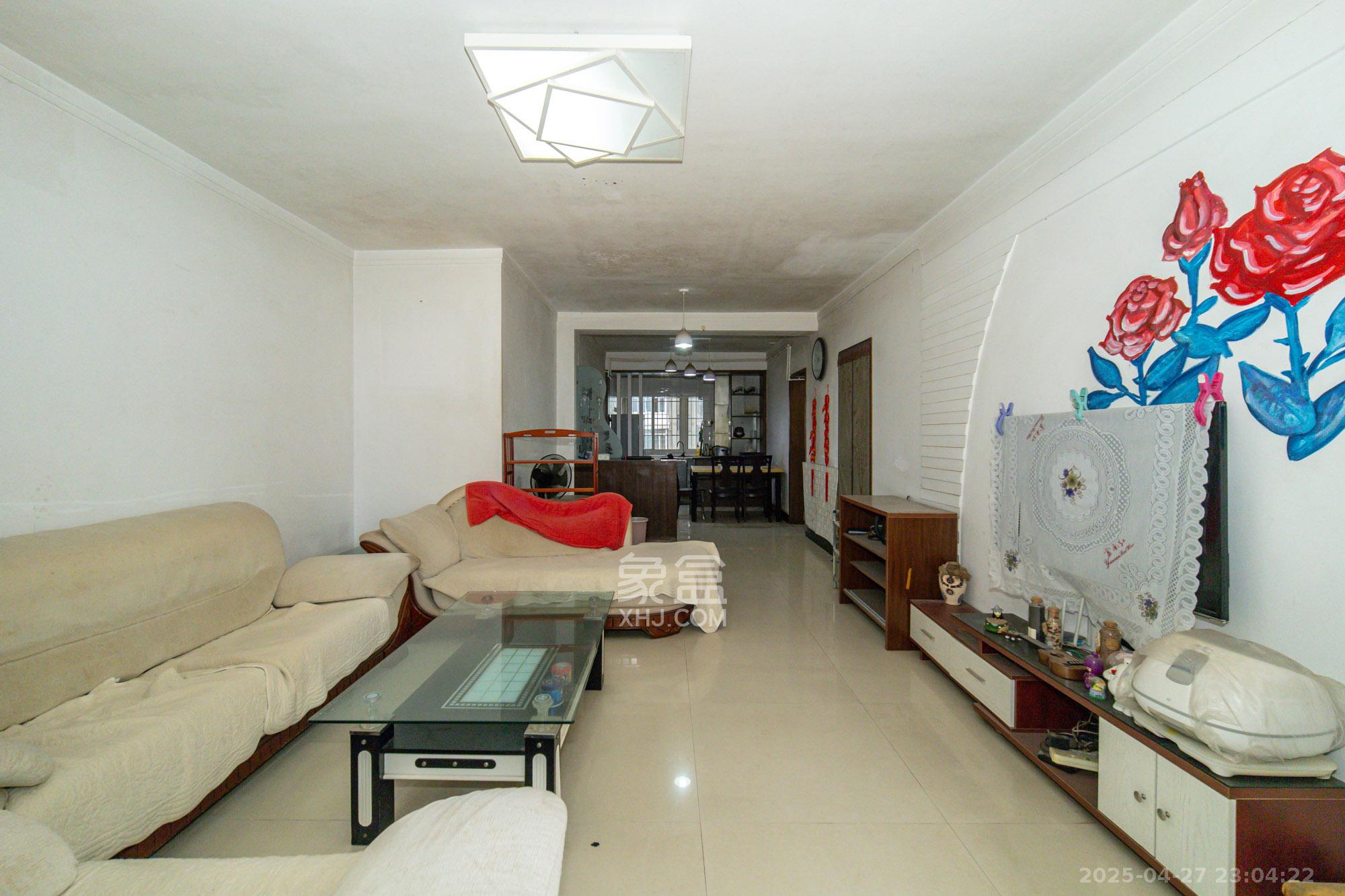 晶华美地 2室2厅2卫 68.0万 晶华美地 2室2厅2卫 68.0万客厅