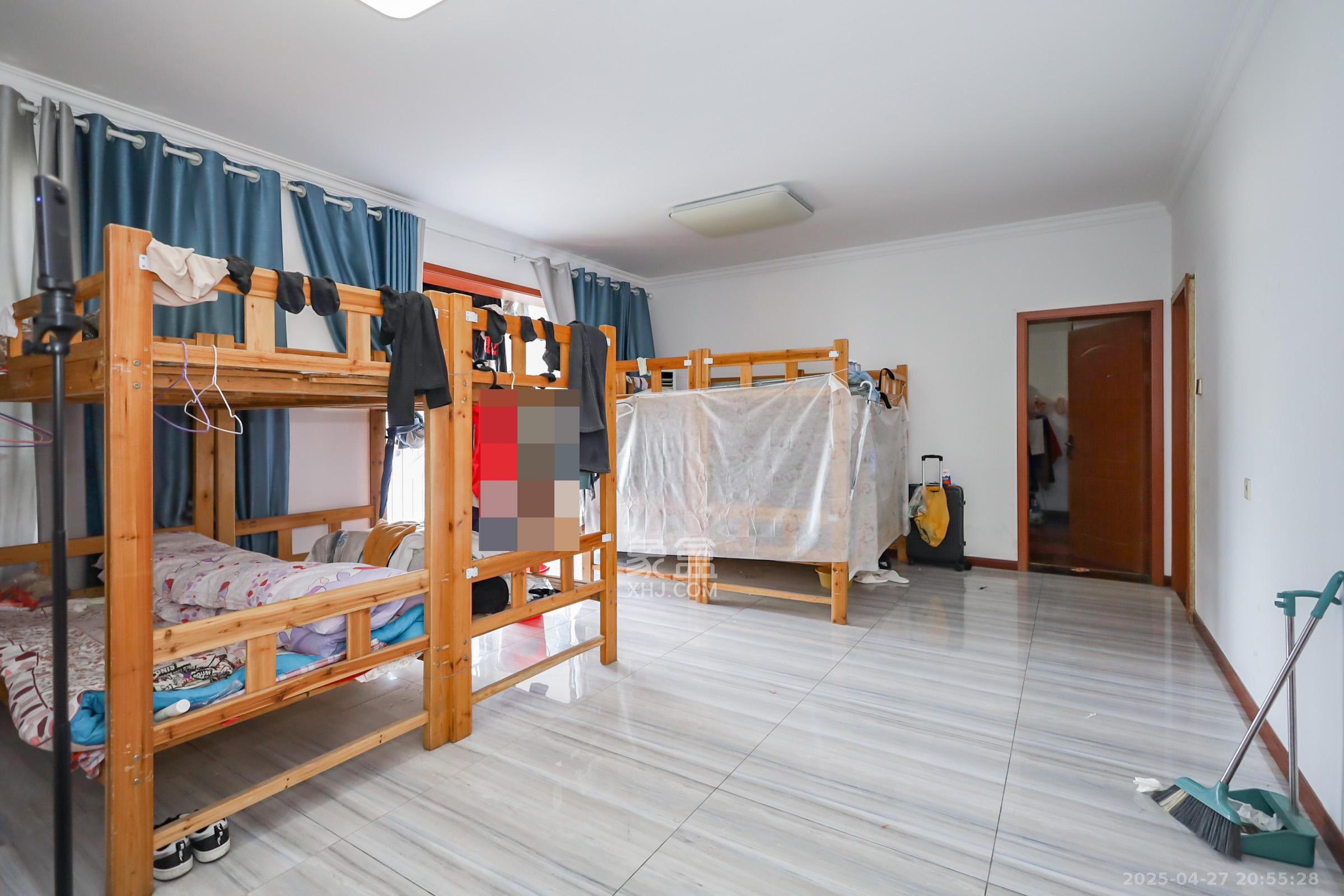 世茂外滩里(世茂铂翠湾三期) 4室2厅2卫 286.0万 世茂外滩里(世茂铂翠湾三期) 4室2厅2卫 286.0万客厅