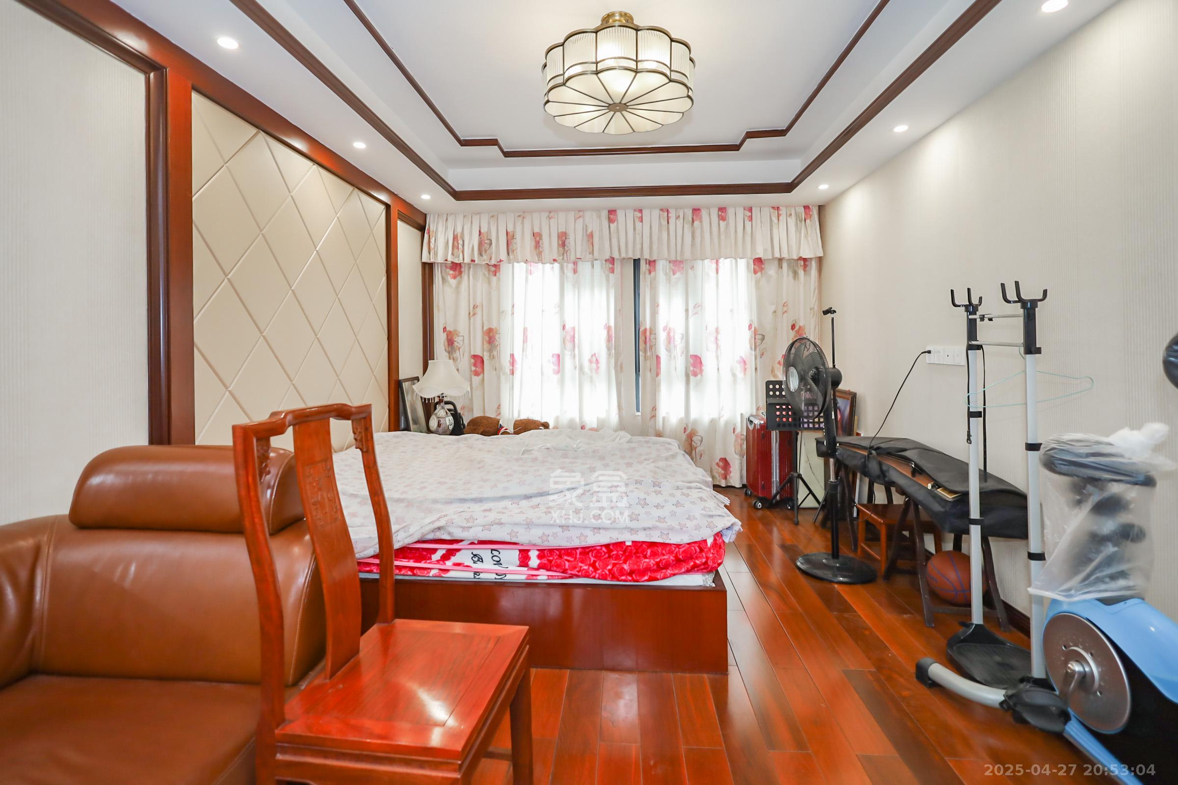 山水誉峰 4室2厅2卫 170.0万 山水誉峰 4室2厅2卫 170.0万卧室