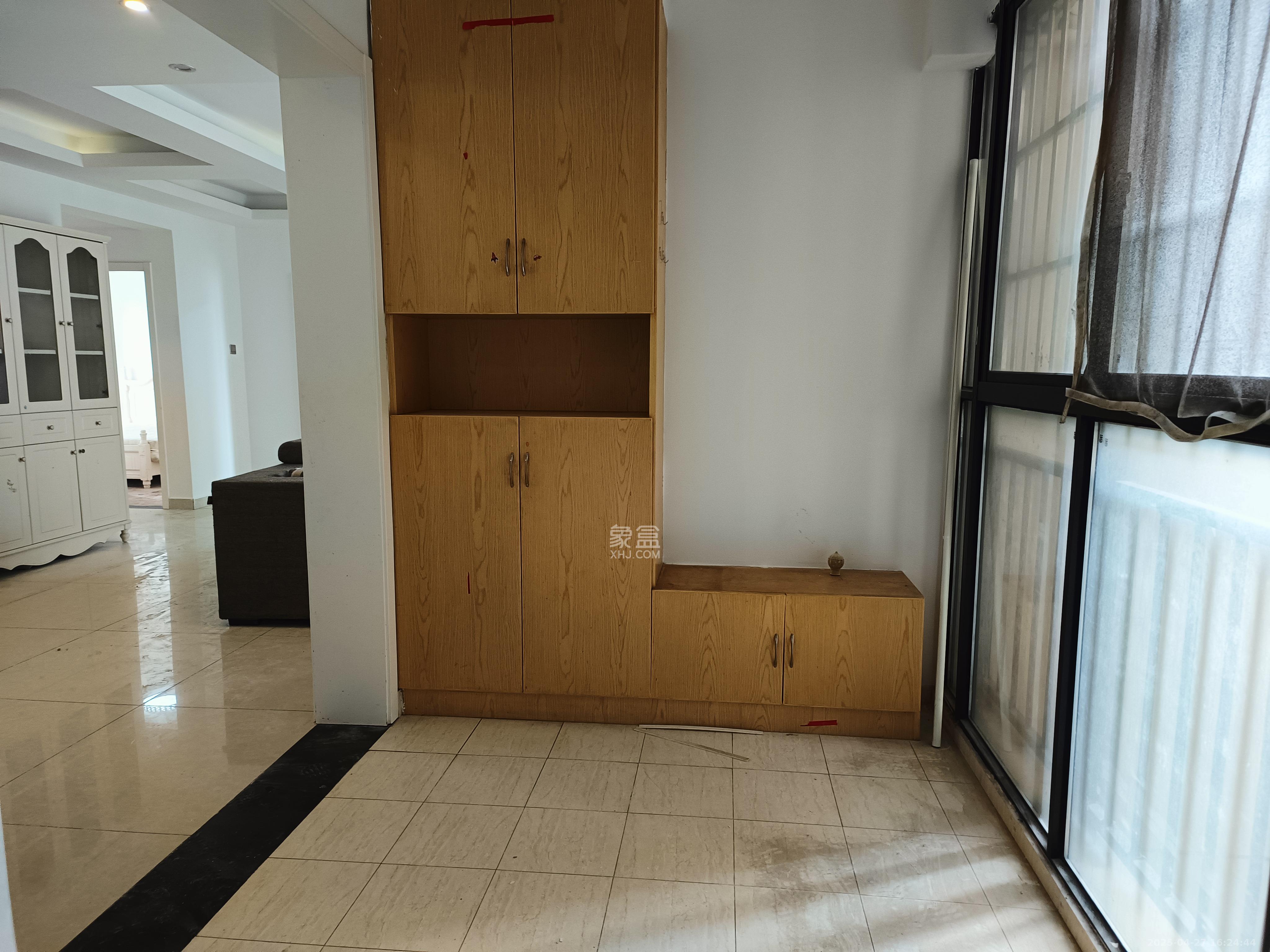 卓越蔚蓝海岸三期  3室2厅2卫   3500.00元/月室内图
