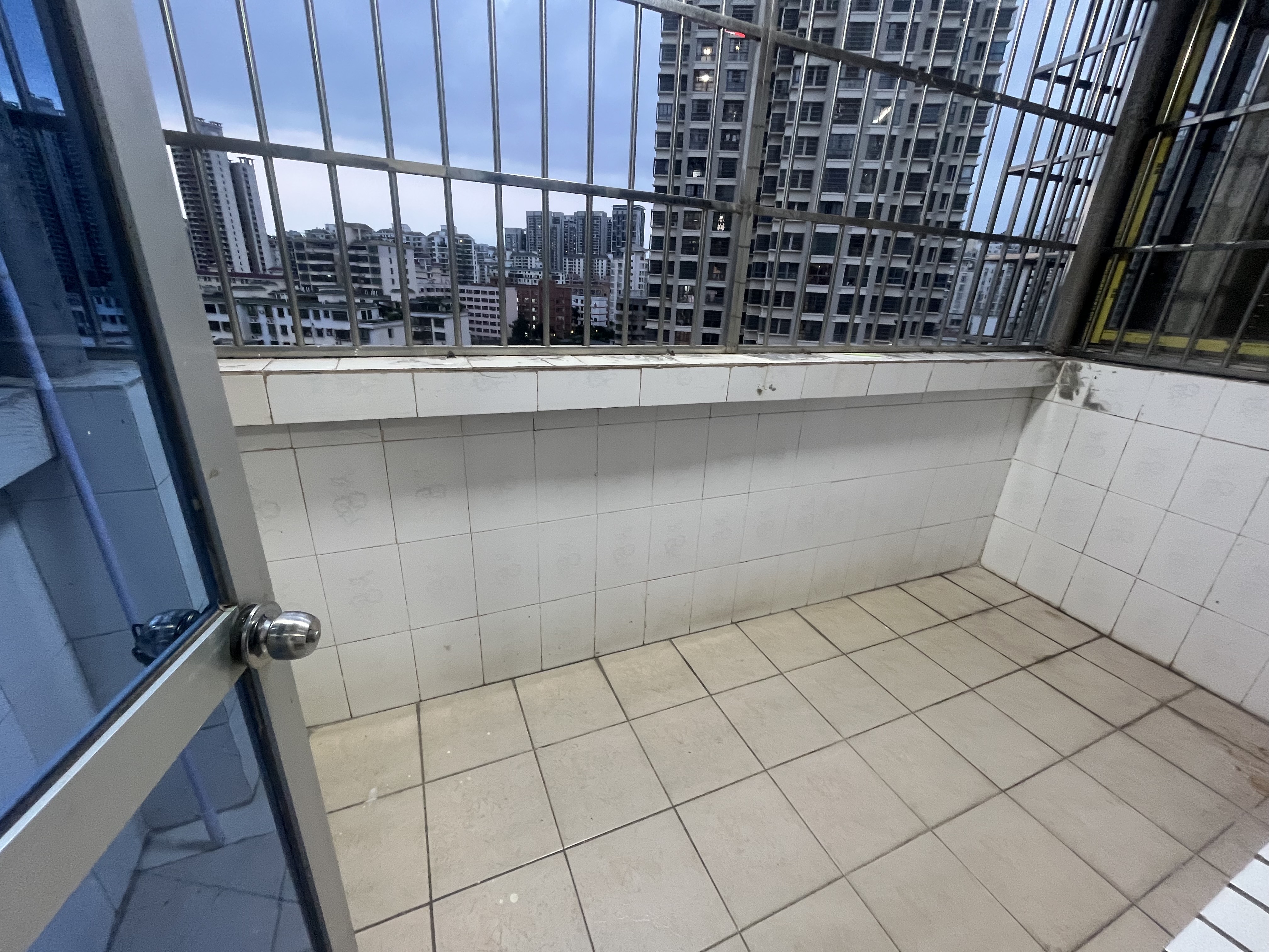 虹冠大厦 1室1厅1卫 55.0万 虹冠大厦 1室1厅1卫 55.0万阳台