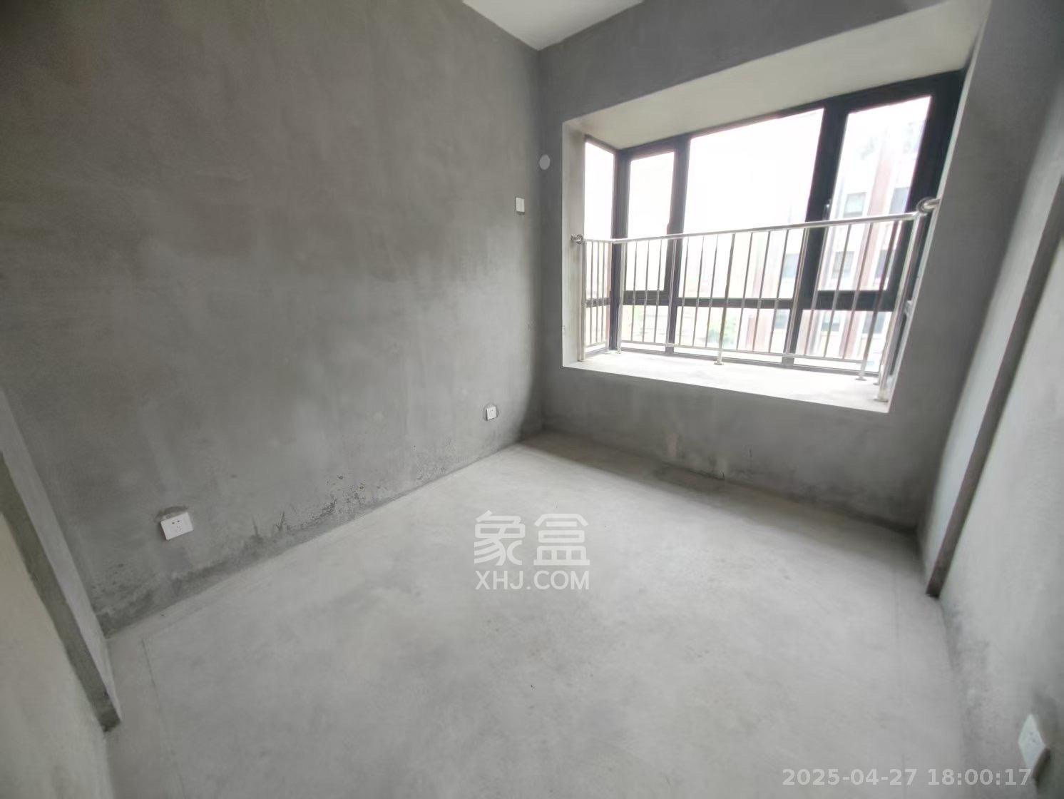 东方名苑三期-首府  3室2厅2卫    75.0万客厅