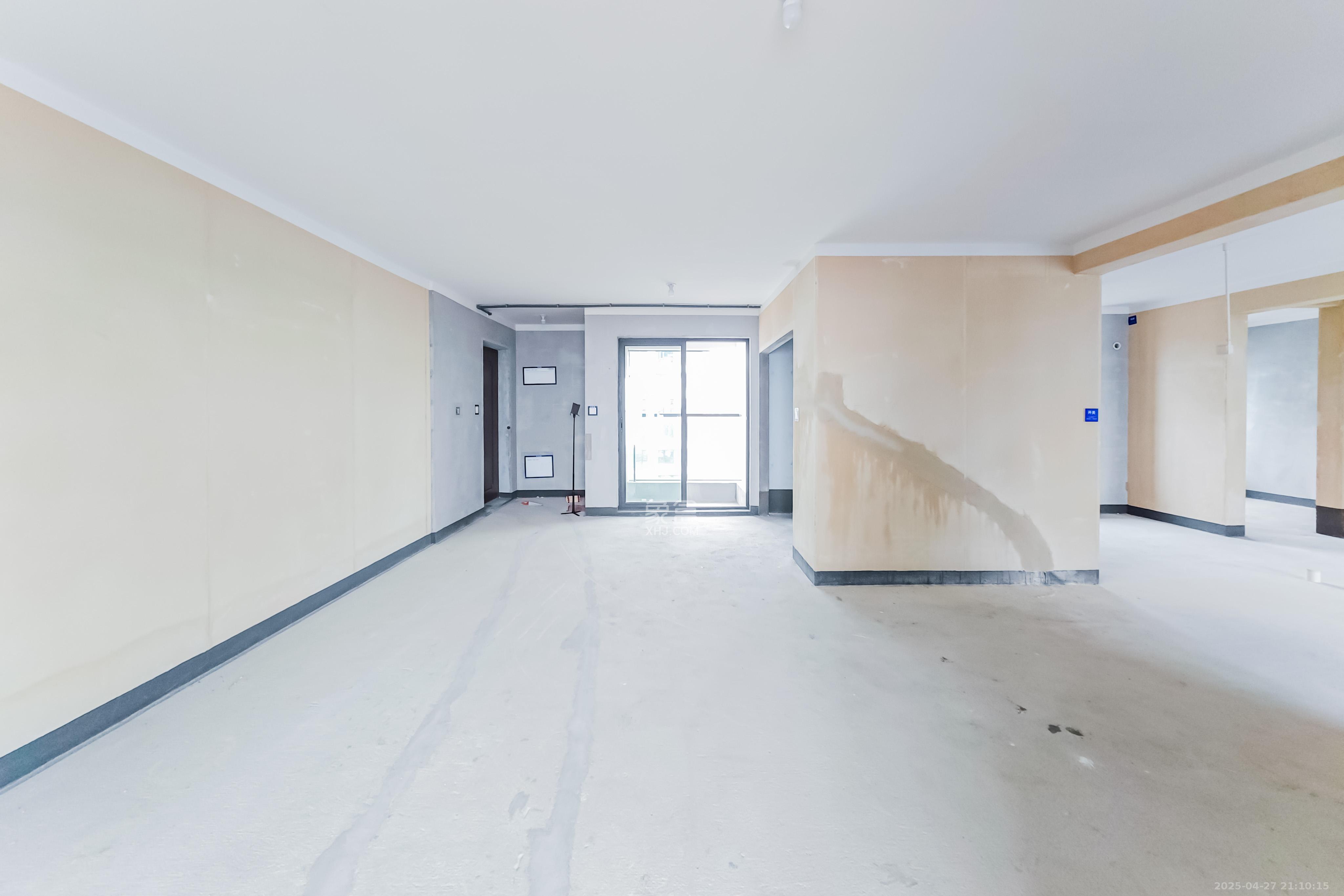 建发玖洲观澜  4室2厅2卫   175.00万客厅