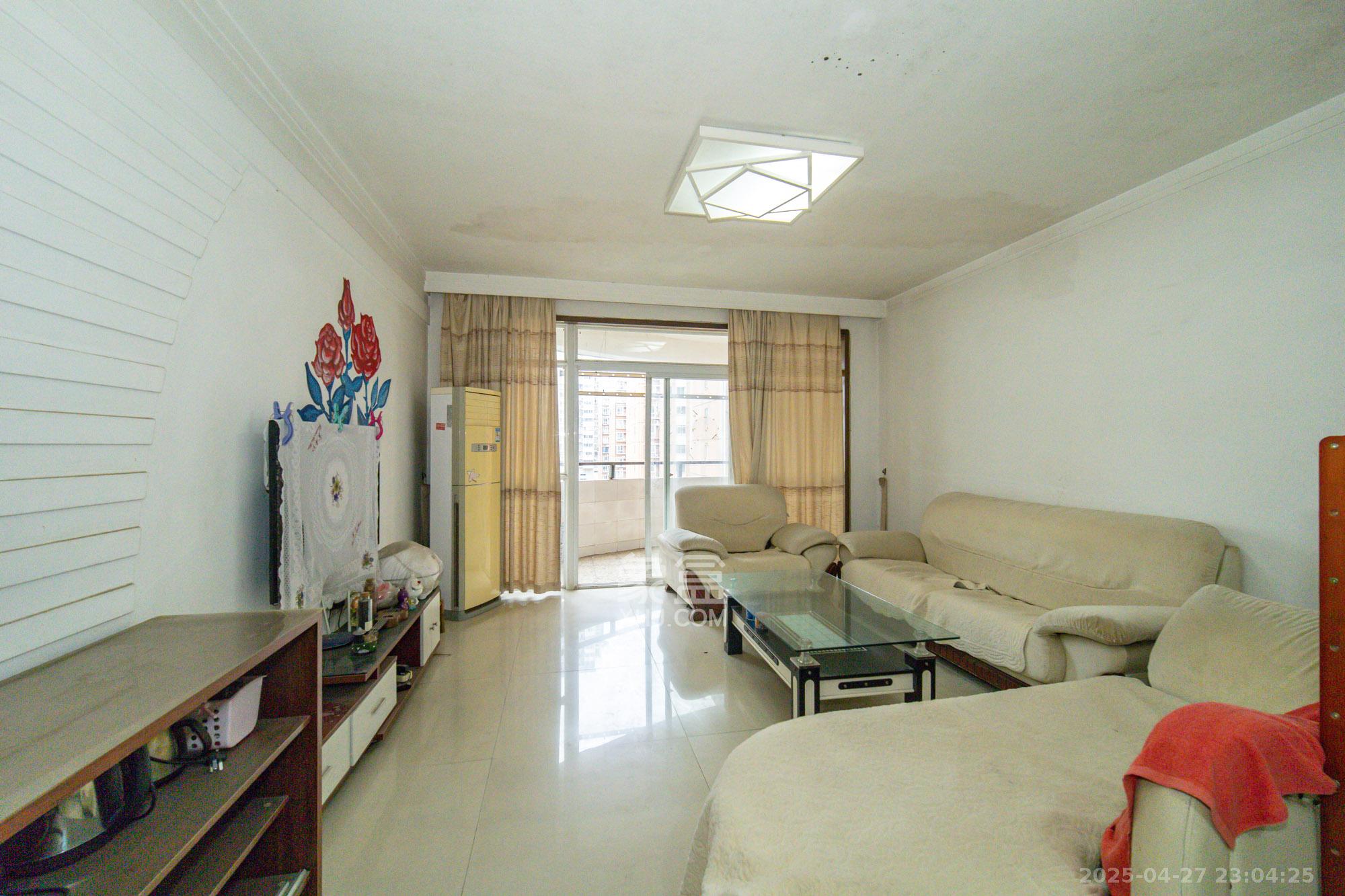 晶华美地 2室2厅2卫 68.0万 晶华美地 2室2厅2卫 68.0万客厅