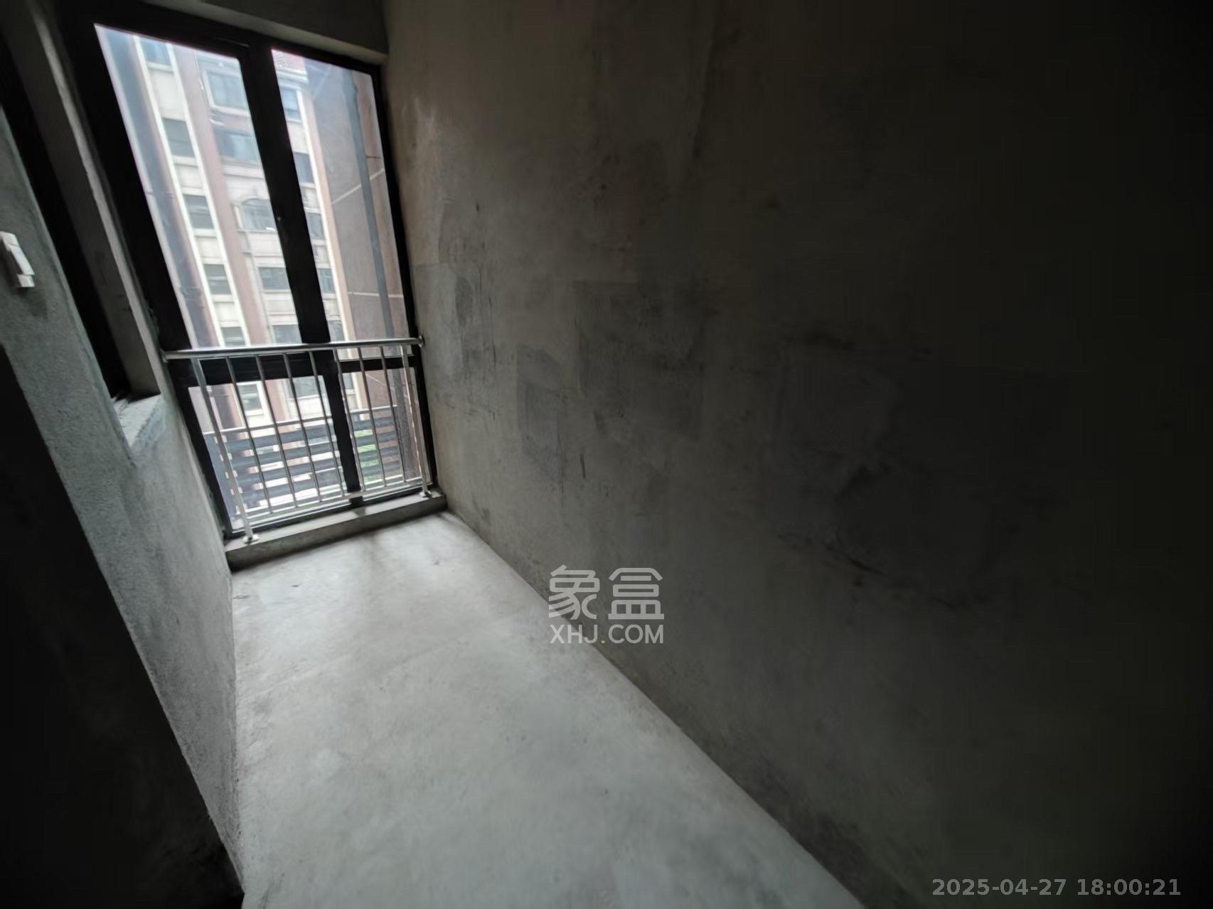 东方名苑三期-首府  3室2厅2卫    75.0万客厅