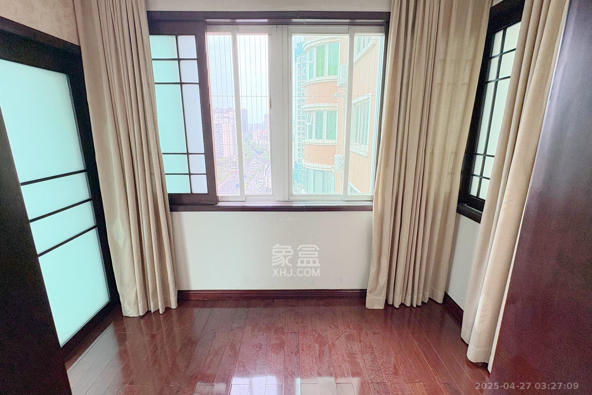 新华联家园 4室2厅2卫 180.0万 新华联家园 4室2厅2卫 180.0万阳台