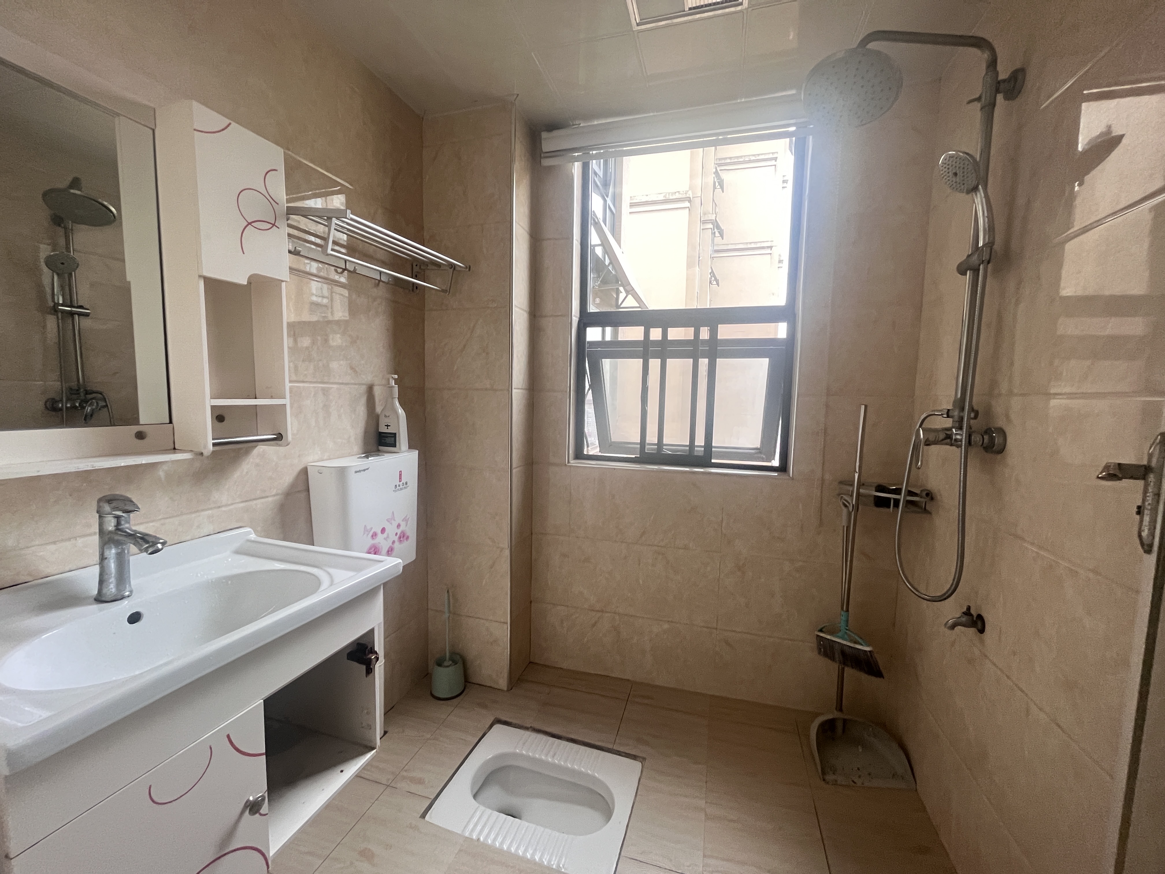 天地人和 3室2厅2卫 1300.0元/月 天地人和 3室2厅2卫 1300.0元/月室内图