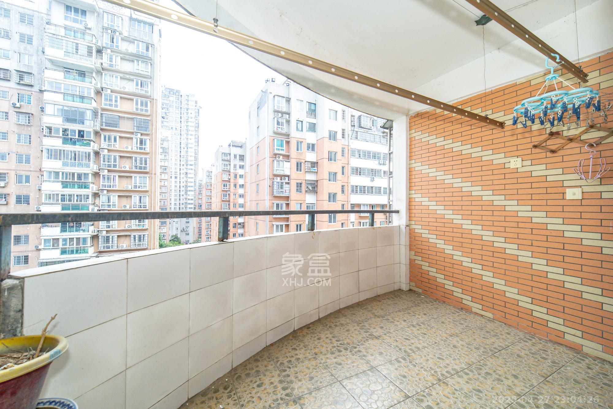 晶华美地 2室2厅2卫 68.0万 晶华美地 2室2厅2卫 68.0万阳台