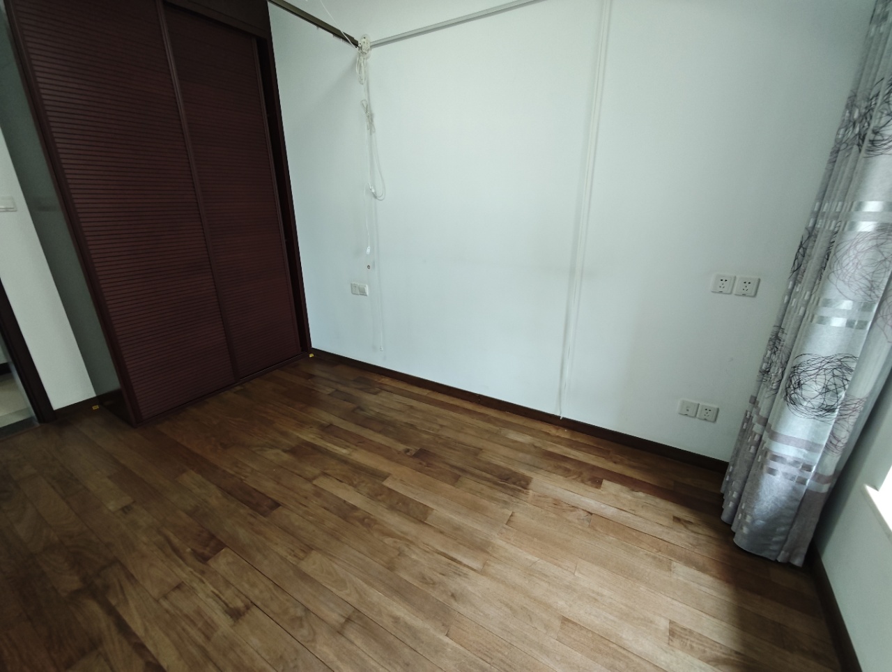 江畔人家  3室2厅2卫   3500.00元/月室内图