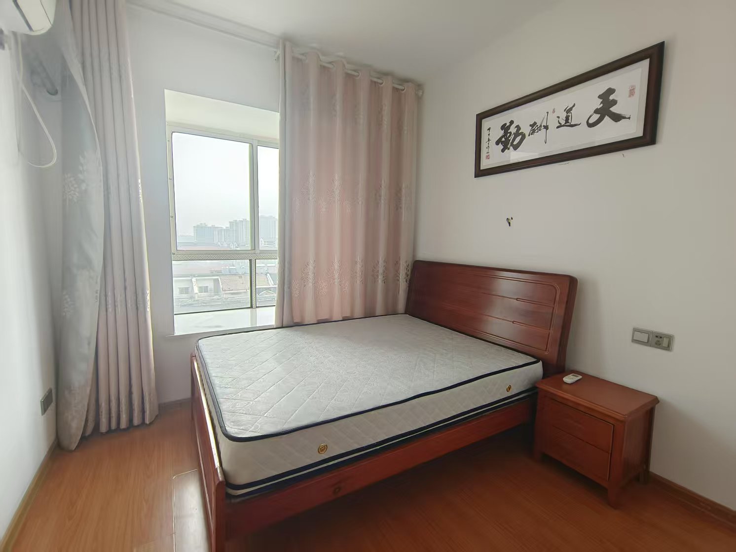卧龙港  3室2厅2卫   1800.00元/月室内图