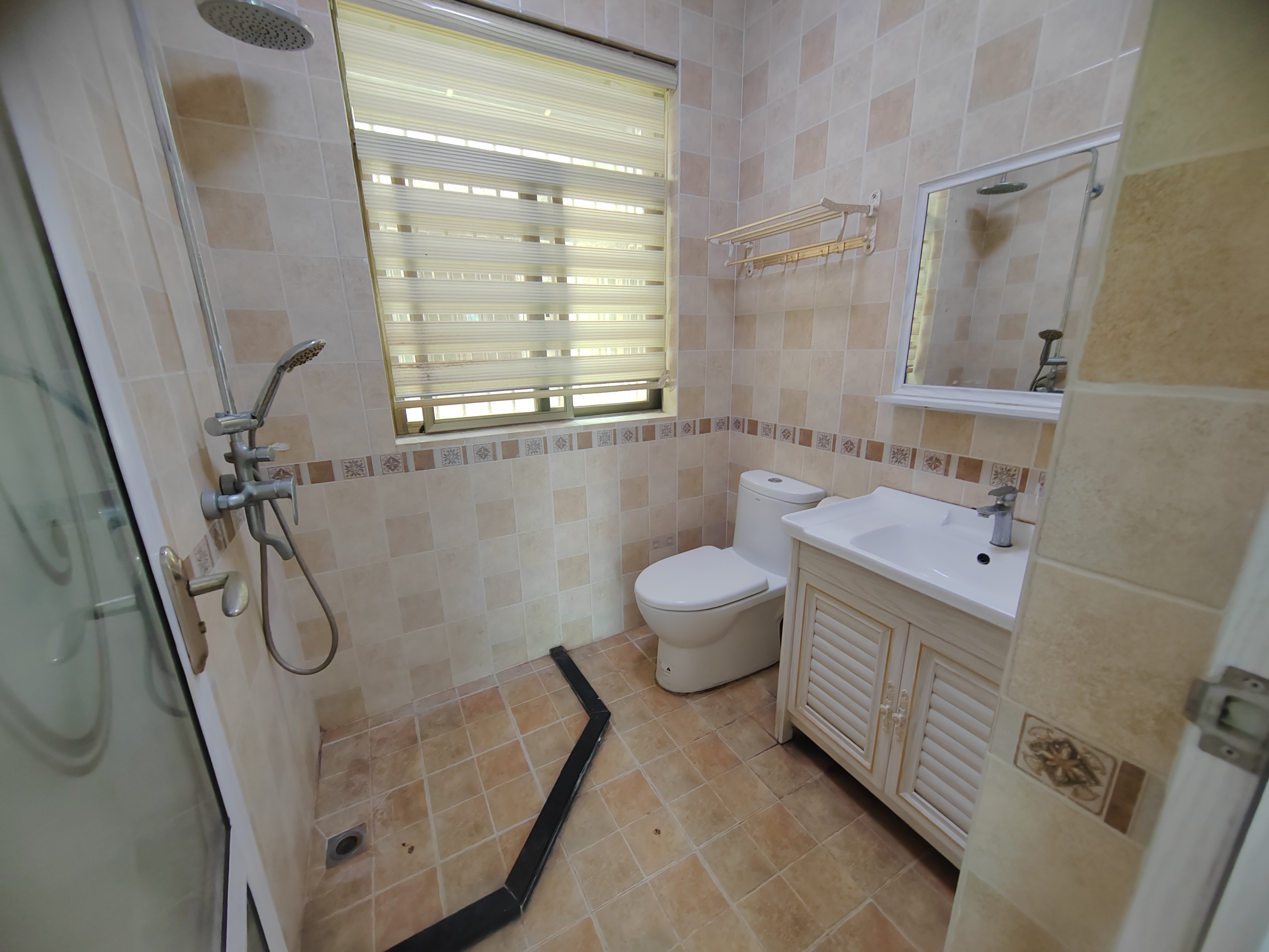 农垦一供大院  4室2厅3卫    5500.0元/月 农垦一供大院  4室2厅3卫    5500.0元/月室内图