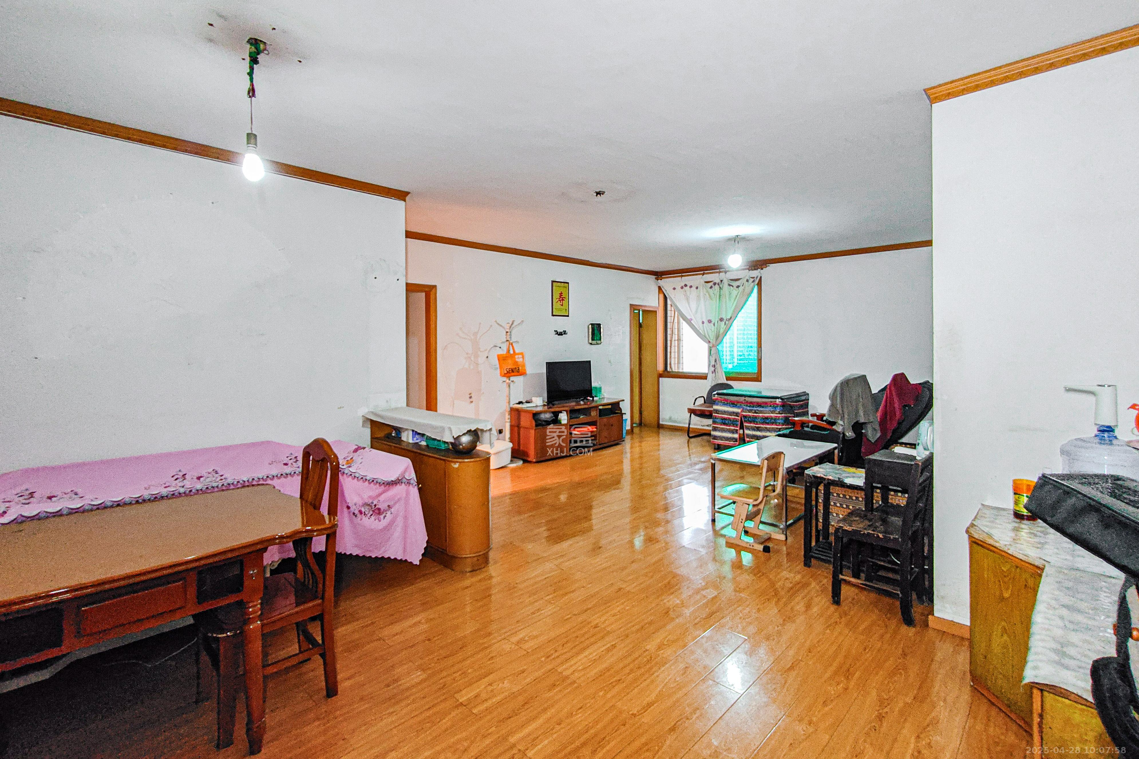 湘农桥社区  3室2厅2卫    136.0万 湘农桥社区  3室2厅2卫    136.0万客厅