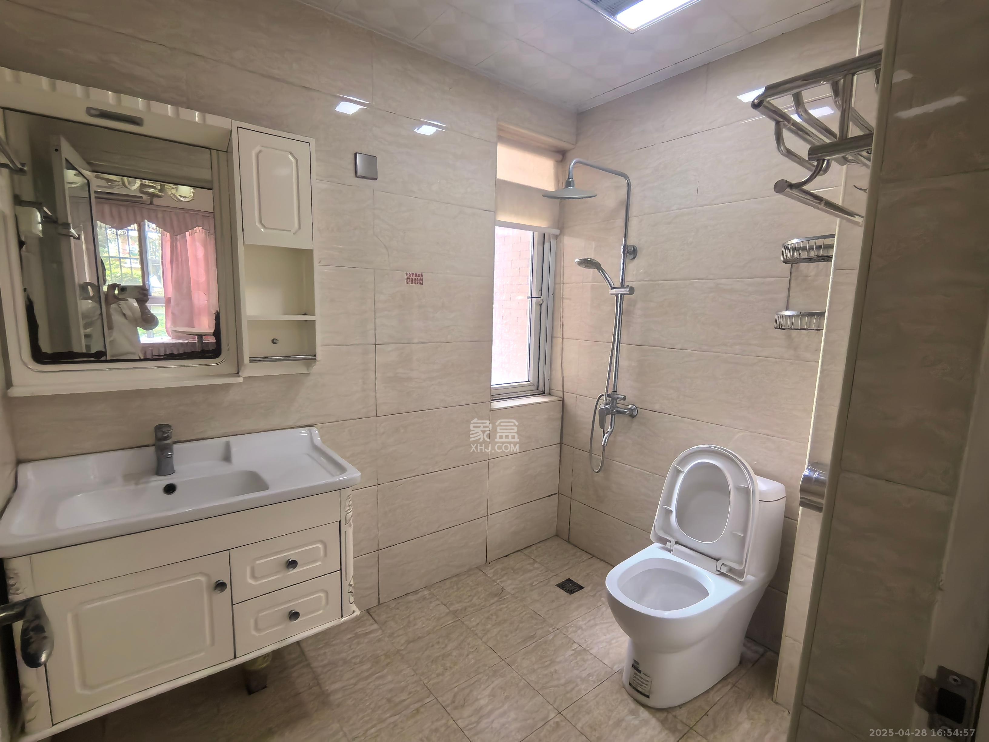 南郡雅园 3室2厅2卫 1600.0元/月 南郡雅园 3室2厅2卫 1600.0元/月室内图