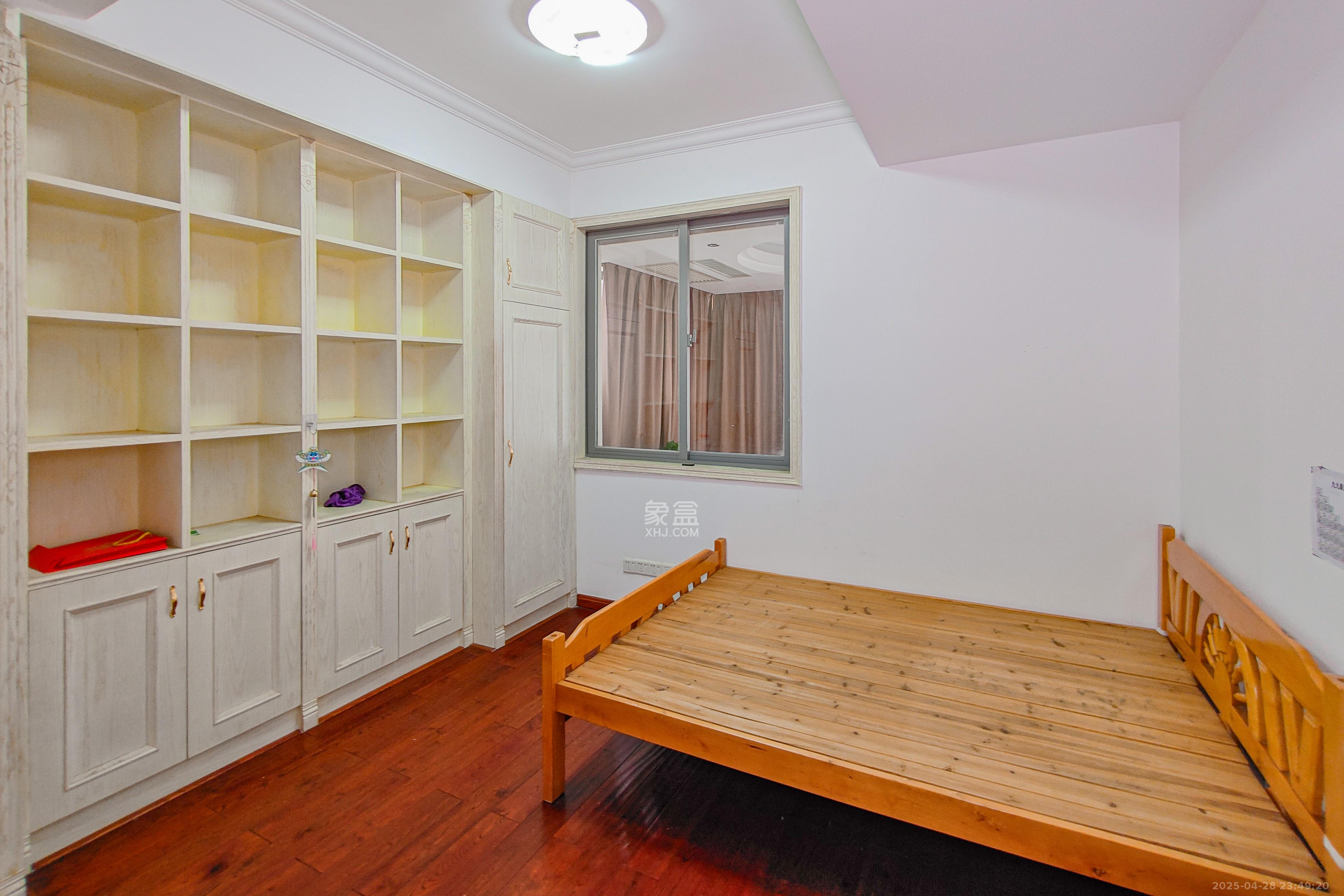 建鸿达华都(华都小户型及大华写字楼) 4室2厅3卫 350.0万 建鸿达华都(华都小户型及大华写字楼) 4室2厅3卫 350.0万卧室