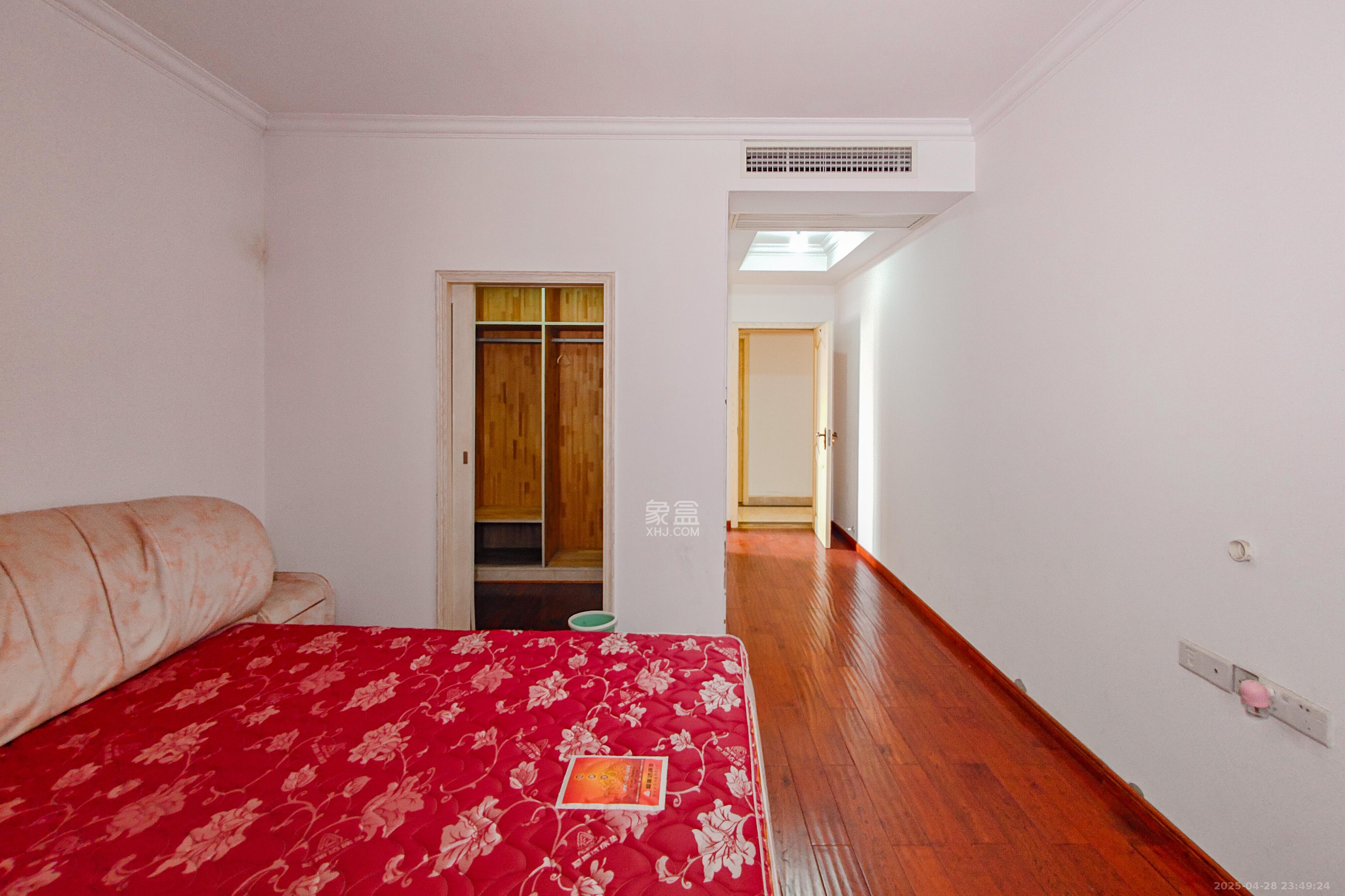 建鸿达华都(华都小户型及大华写字楼) 4室2厅3卫 350.0万 建鸿达华都(华都小户型及大华写字楼) 4室2厅3卫 350.0万卧室