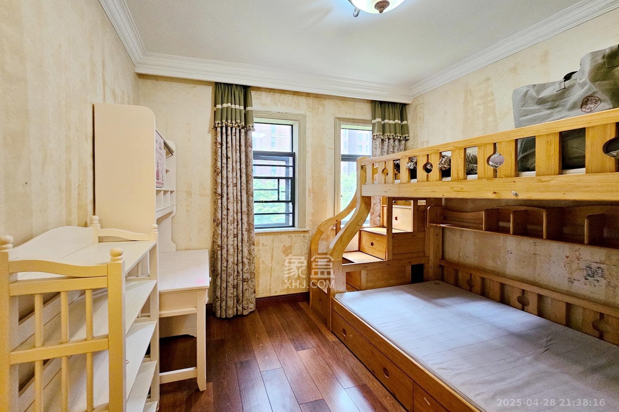 中隆国际御玺 4室2厅3卫 247.0万 中隆国际御玺 4室2厅3卫 247.0万卧室