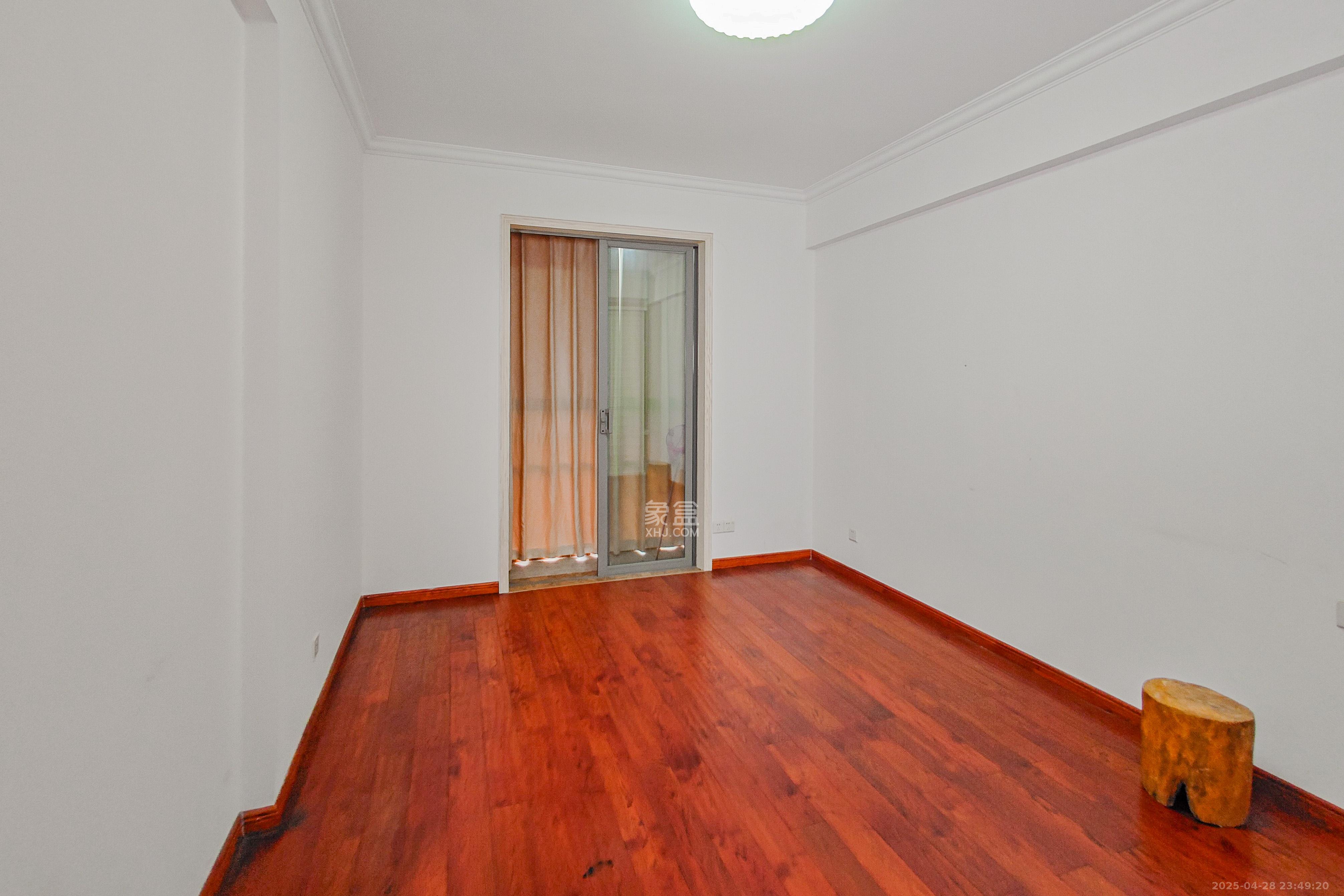 建鸿达华都(华都小户型及大华写字楼) 4室2厅3卫 350.0万 建鸿达华都(华都小户型及大华写字楼) 4室2厅3卫 350.0万卧室