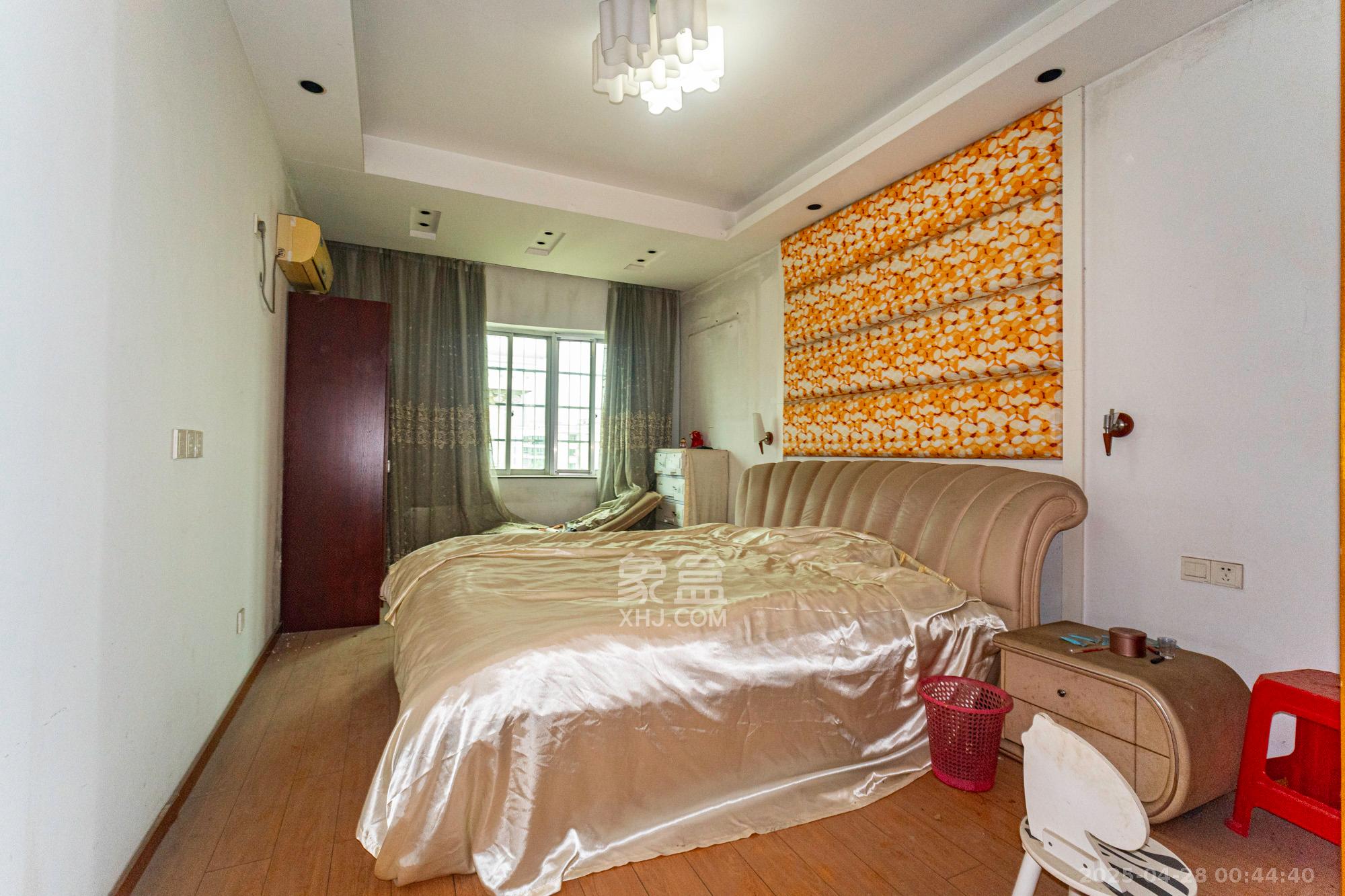 中南汽车世界 4室2厅2卫 48.8万 中南汽车世界 4室2厅2卫 48.8万卧室