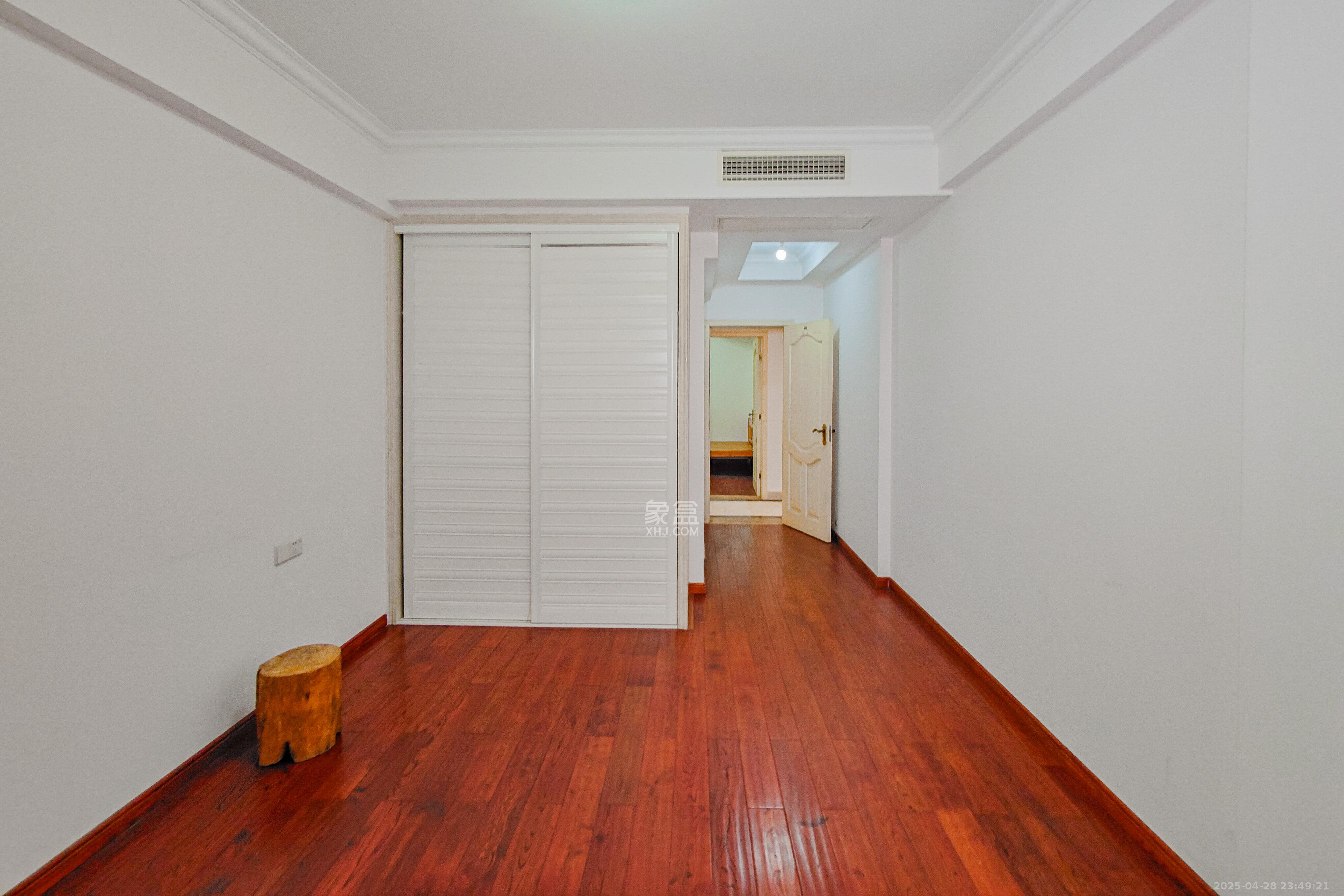 建鸿达华都(华都小户型及大华写字楼) 4室2厅3卫 350.0万 建鸿达华都(华都小户型及大华写字楼) 4室2厅3卫 350.0万卧室