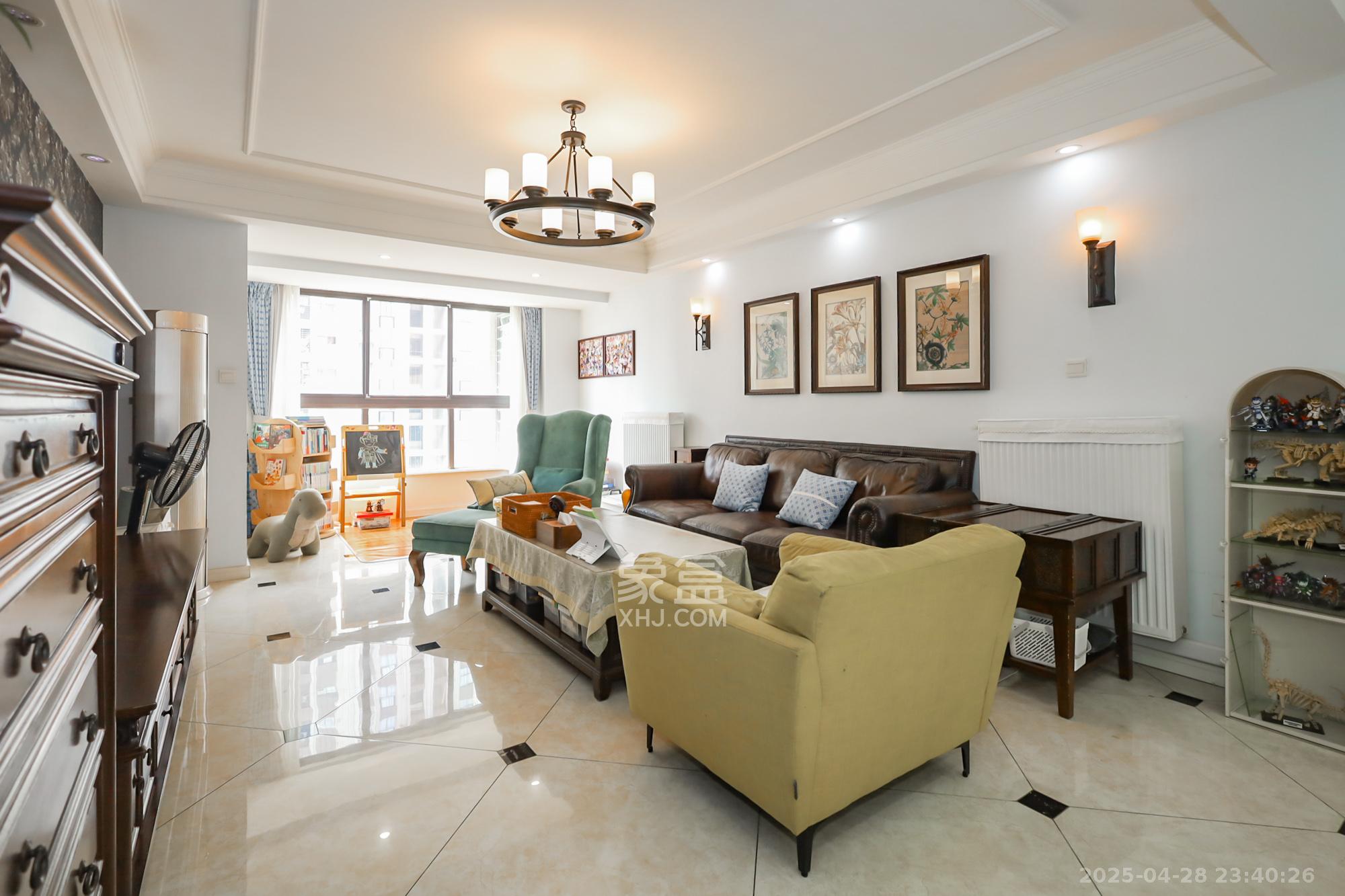 绿地中央广场 3室2厅2卫 180.0万 绿地中央广场 3室2厅2卫 180.0万客厅