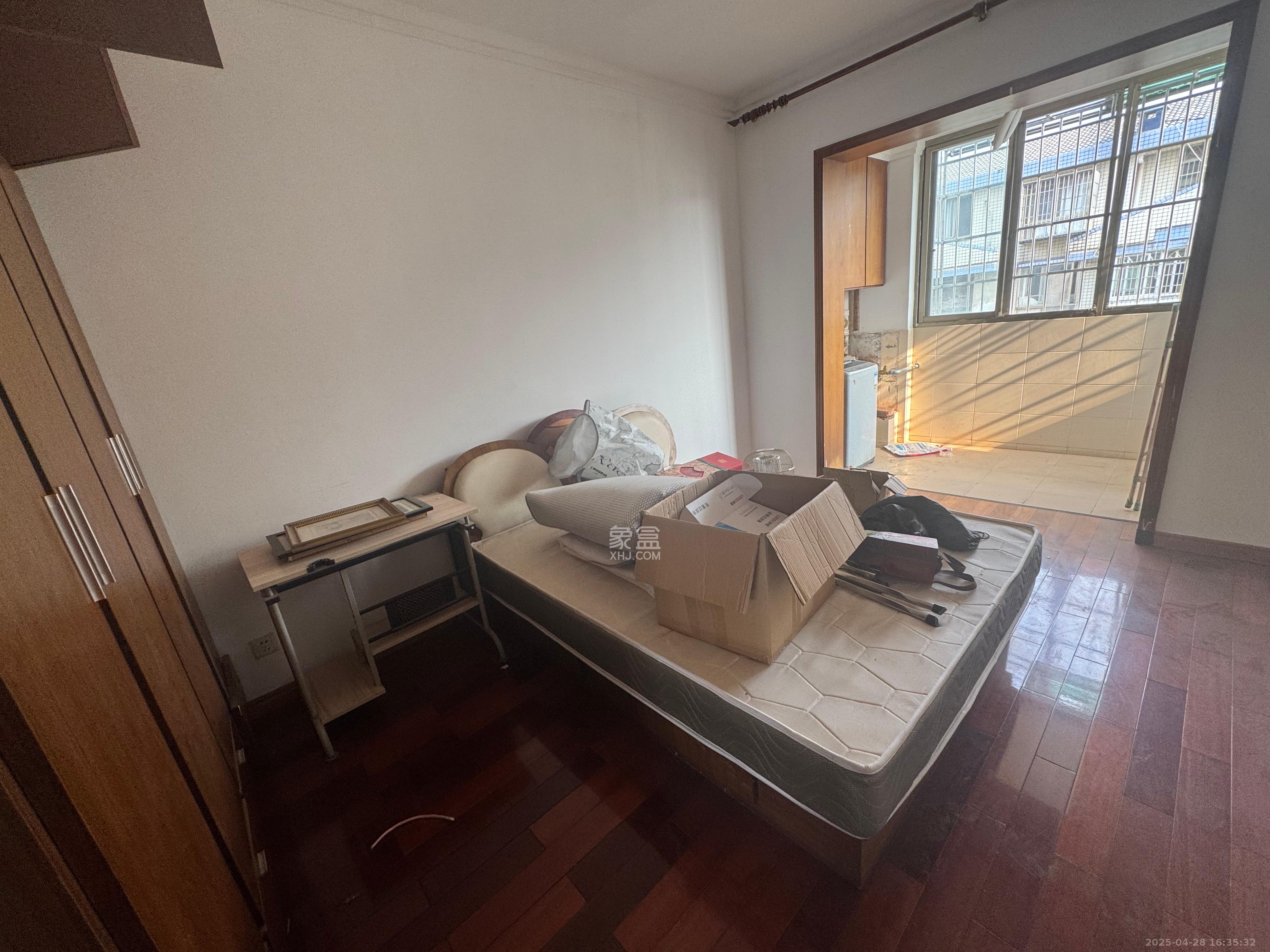 石岭小区A区  4室2厅2卫    2700.0元/月 石岭小区A区  4室2厅2卫    2700.0元/月室内图