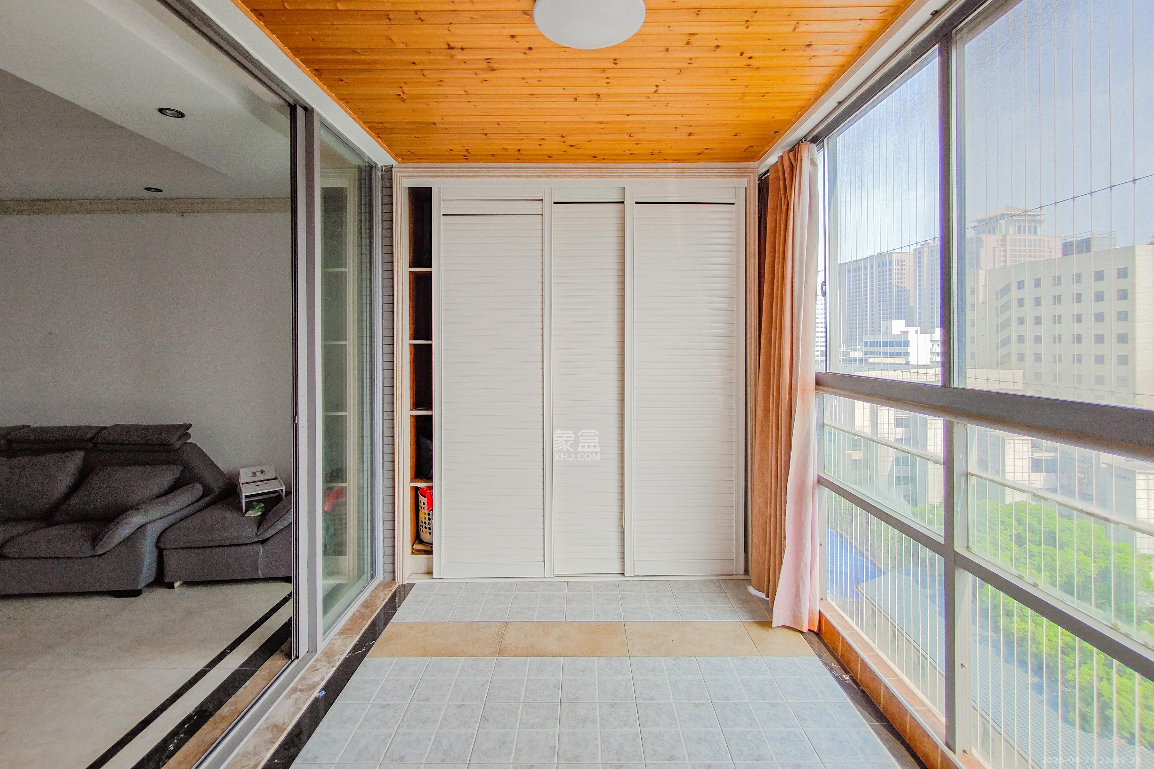 建鸿达华都(华都小户型及大华写字楼) 4室2厅3卫 350.0万 建鸿达华都(华都小户型及大华写字楼) 4室2厅3卫 350.0万阳台