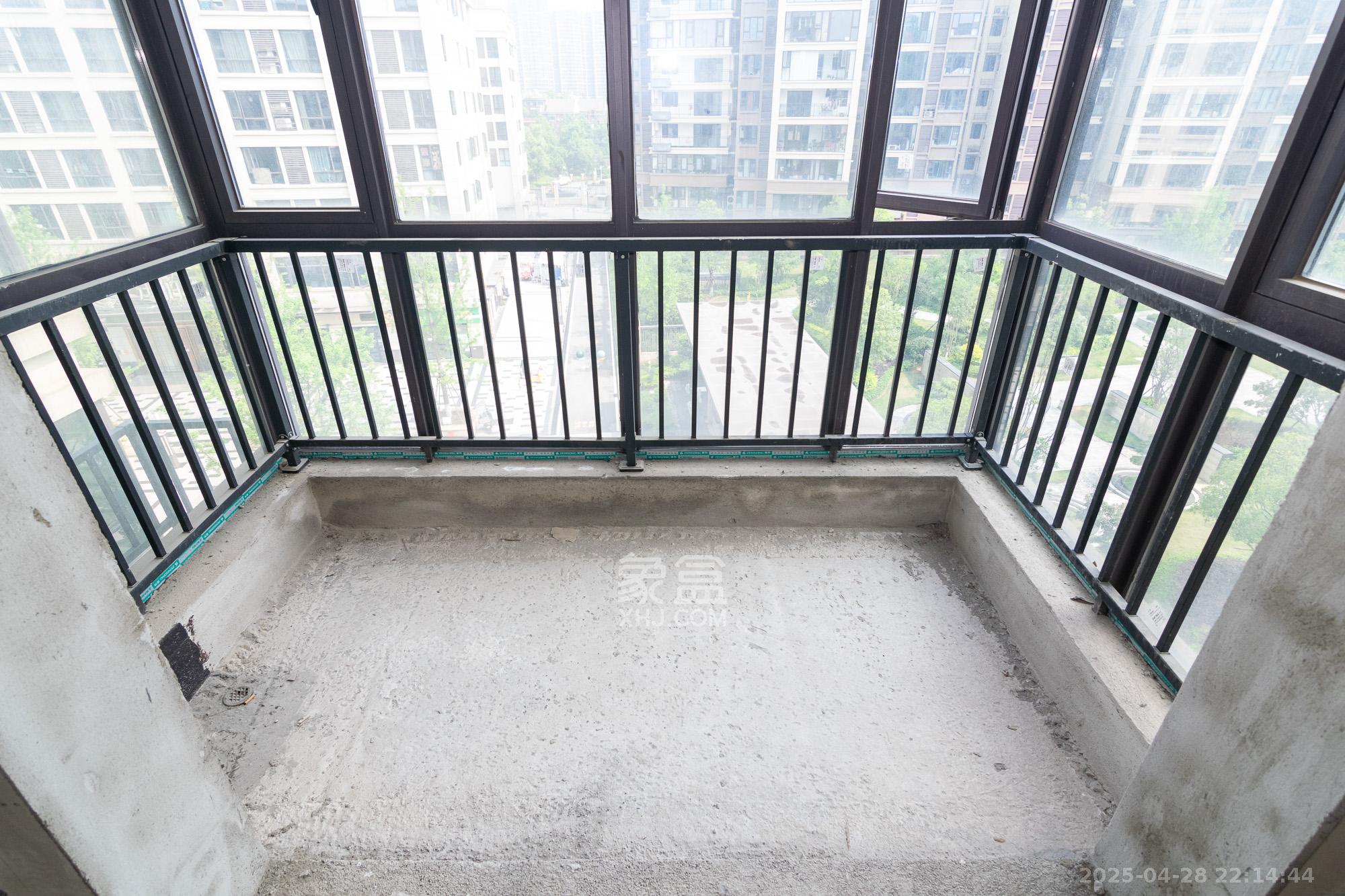 润和谷山郡(悦禧山庄水榭花都) 4室2厅2卫 119.8万 润和谷山郡(悦禧山庄水榭花都) 4室2厅2卫 119.8万阳台