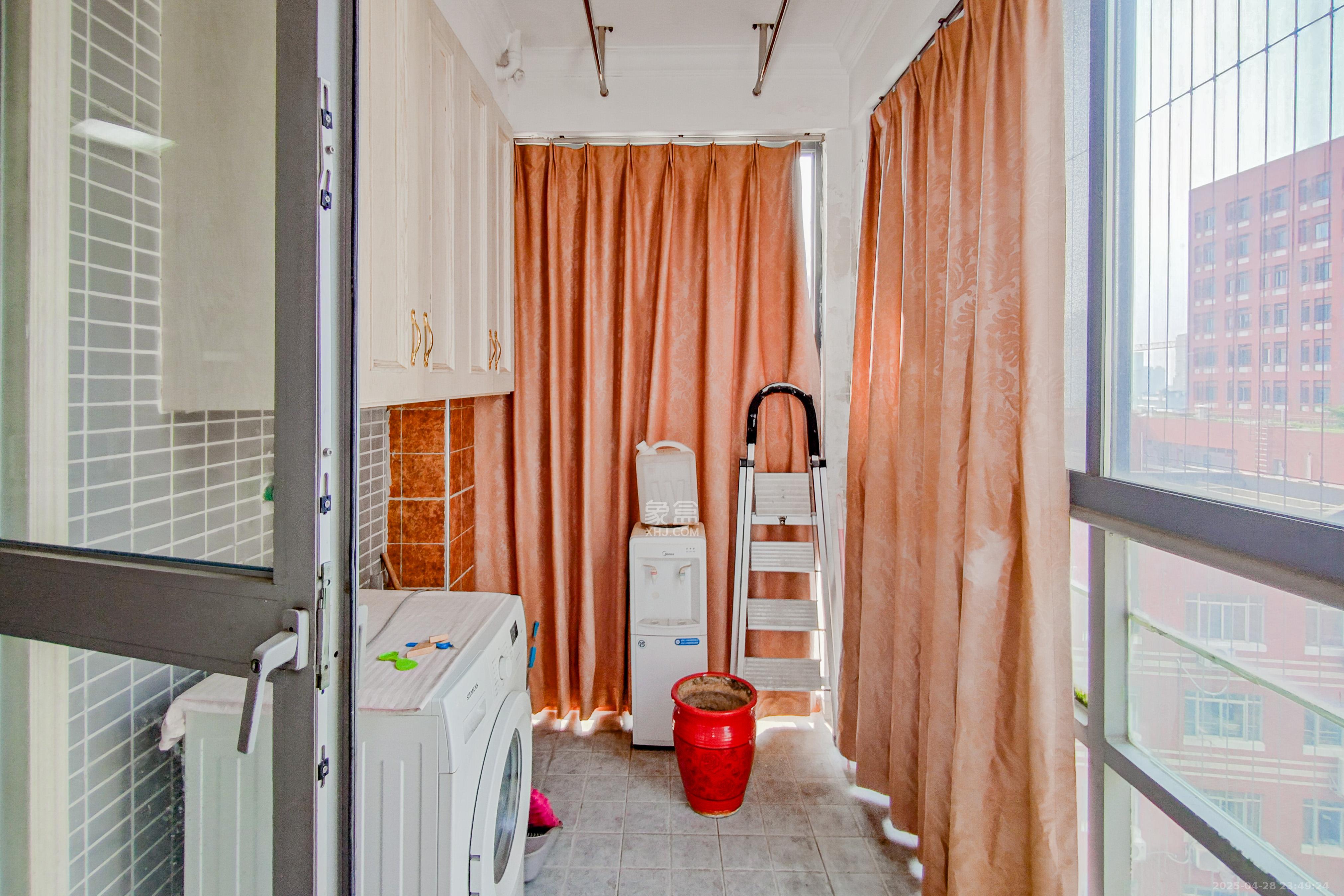 建鸿达华都(华都小户型及大华写字楼) 4室2厅3卫 350.0万 建鸿达华都(华都小户型及大华写字楼) 4室2厅3卫 350.0万阳台