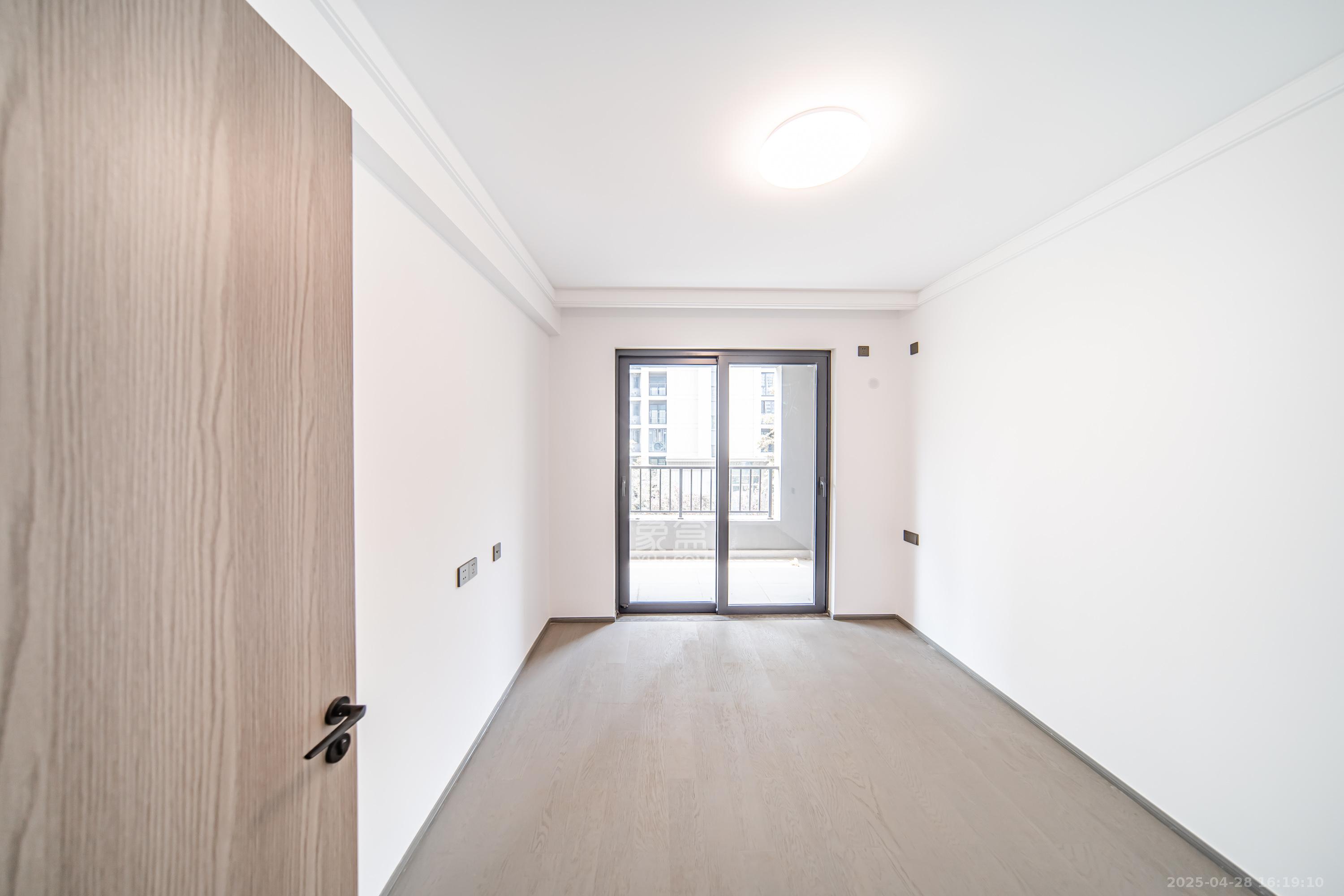 华润置地润樾府  4室2厅2卫    180.0万 华润置地润樾府  4室2厅2卫    180.0万卧室