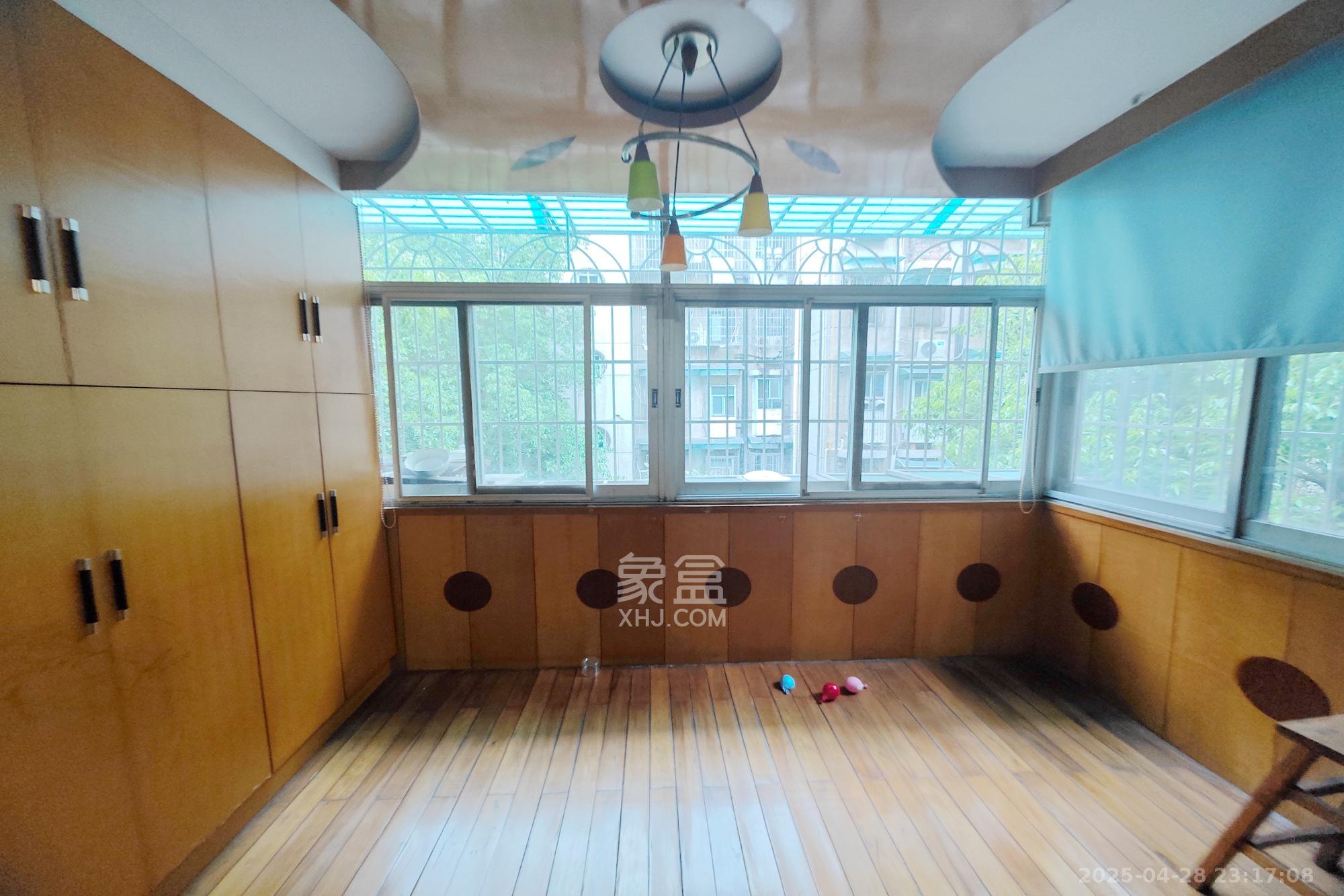 茶园坡社区(原王家冲社区)  2室2厅1卫   40.00万阳台