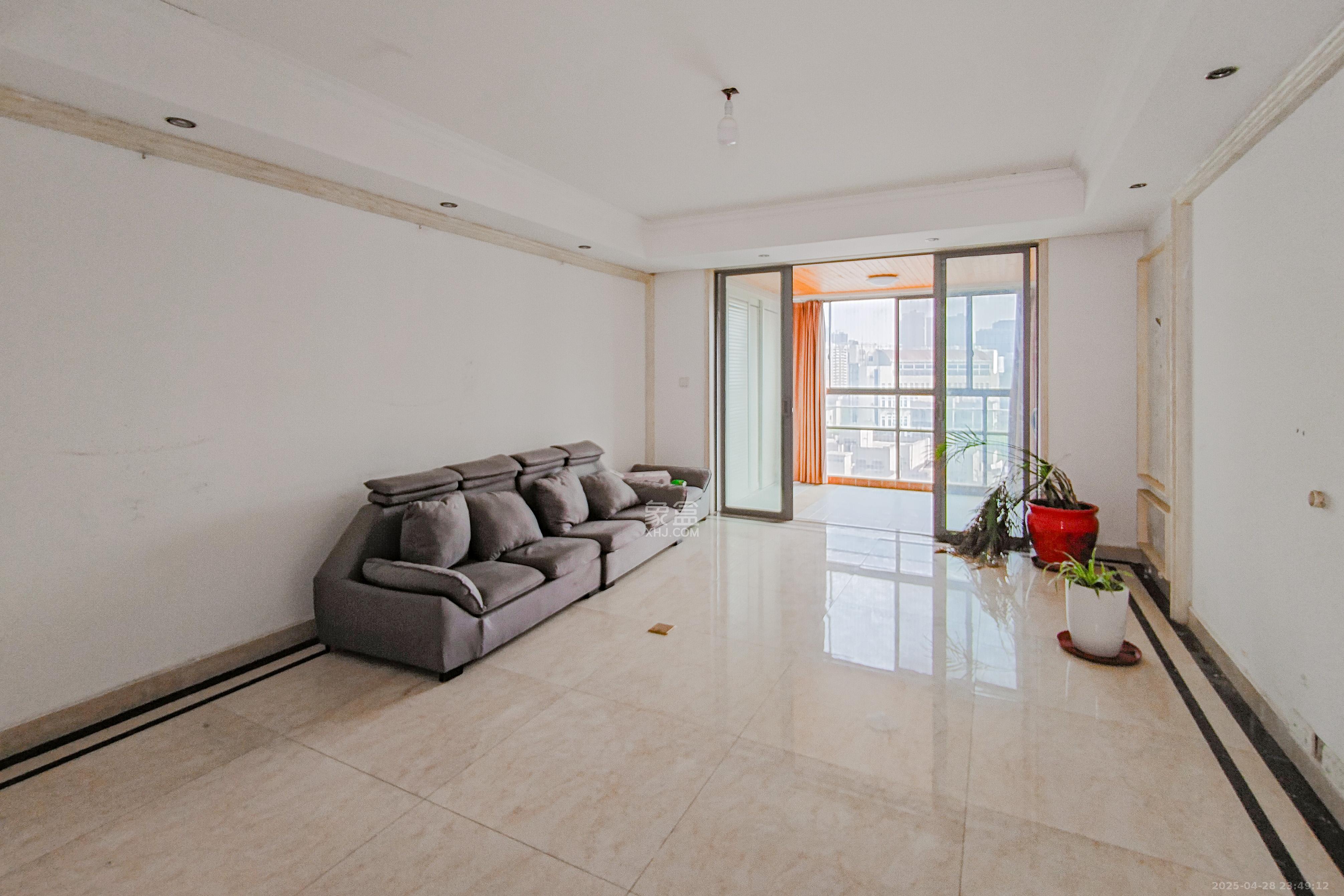 建鸿达华都(华都小户型及大华写字楼) 4室2厅3卫 350.0万 建鸿达华都(华都小户型及大华写字楼) 4室2厅3卫 350.0万客厅